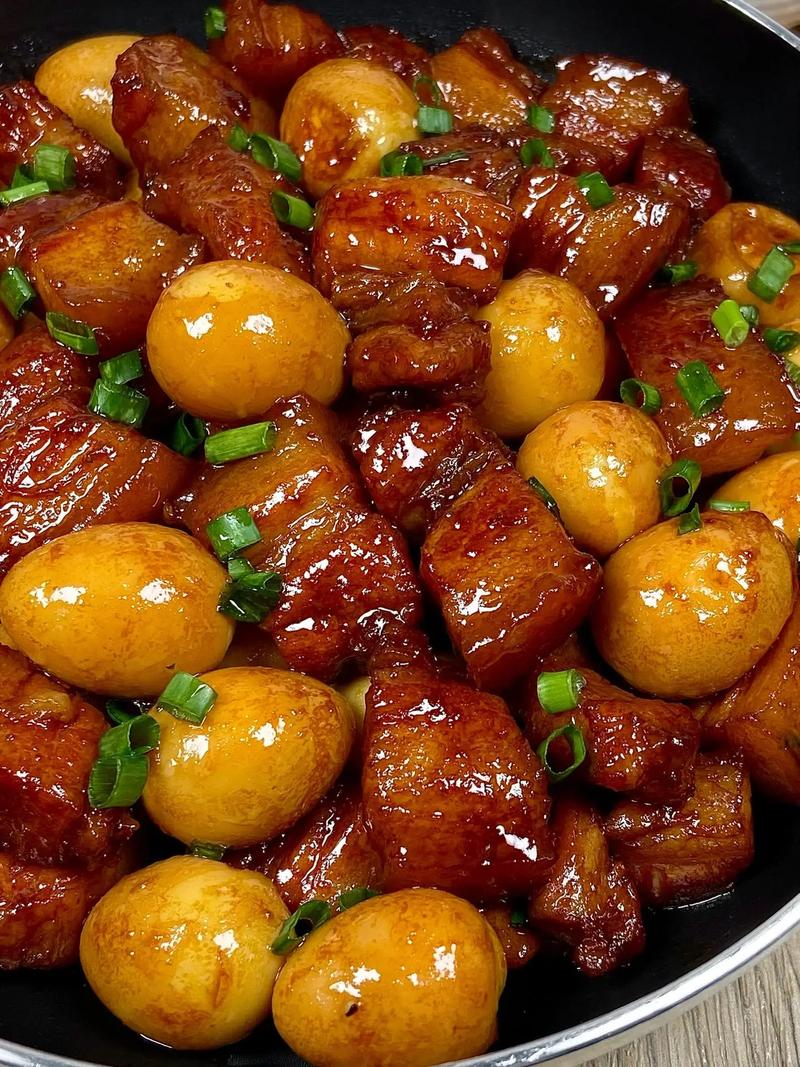 昨晚回家做了道经典的川菜红烧肉,肥瘦相间,入口即化,甜咸适中,香味