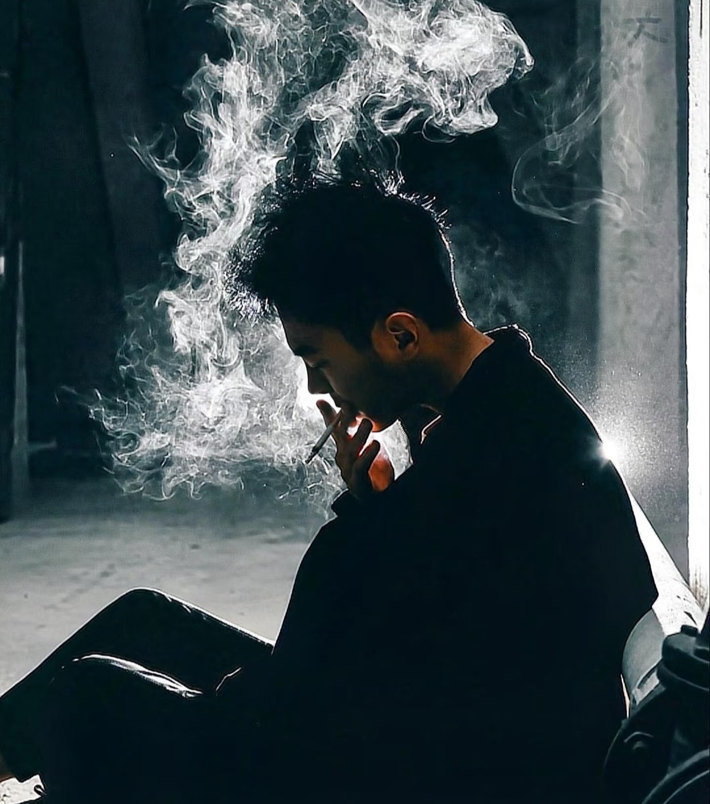 凌晨三点,老张盯着手机银行里六位数的房贷余额,一根接一根地抽烟