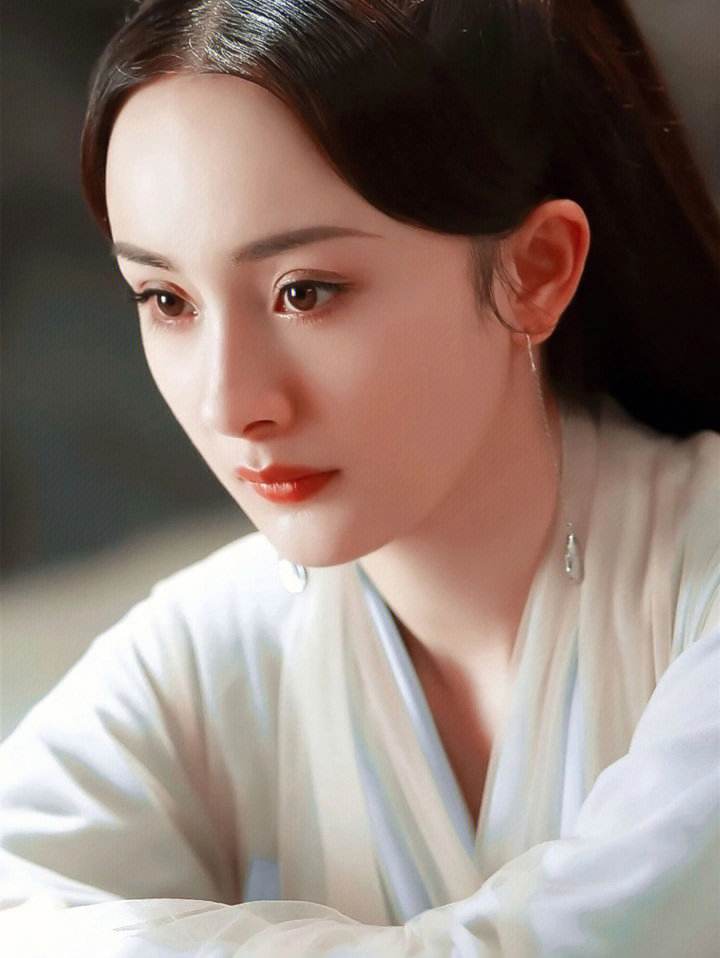 由杨幂饰演的白浅,在剧中,她是一位品阶上神的青丘九尾白狐族成员,被
