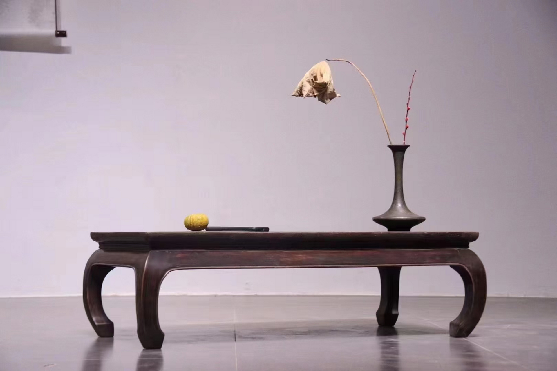 清代老红木香蕉腿炕几 茶桌          此为明式束腰马蹄鼓腿彭牙几