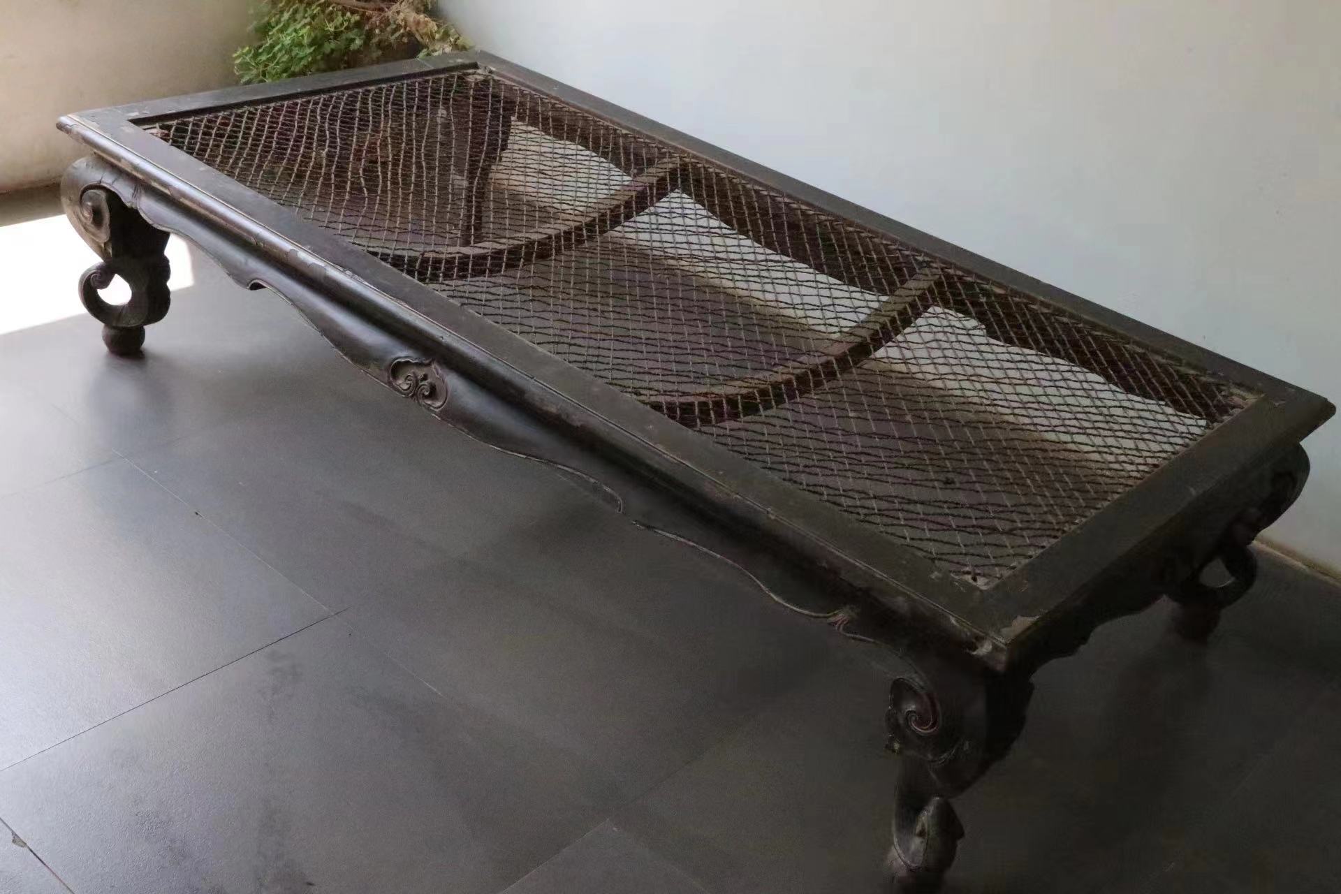 【弯足黑漆床榻】 漆色精光内蕴,彰显时间岁月的沉淀,具有沉穆的美感