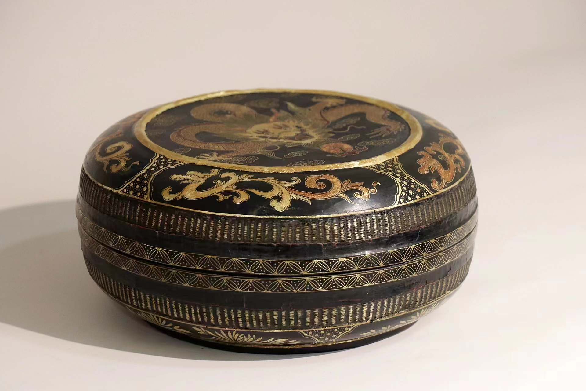 【精致奢华61大漆描金捧盒】 清中期   尺寸:直径23,厚11 此盒描金