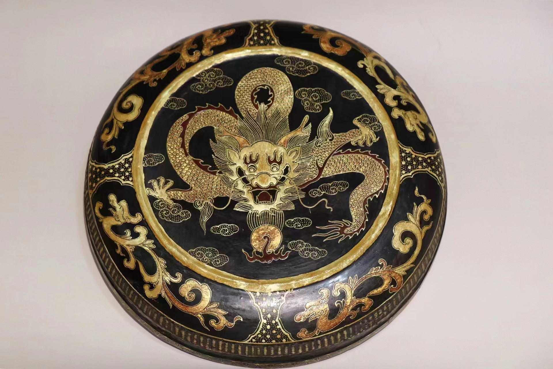 【精致奢华61大漆描金捧盒】 清中期   尺寸:直径23,厚11 此盒描金