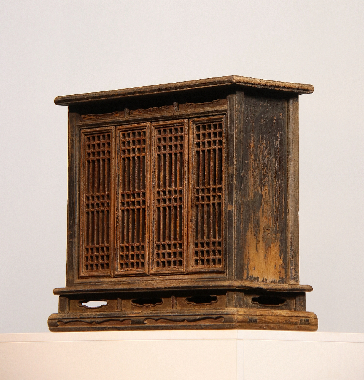 【 明代 61 大漆佛龛 】 此佛龛年份较早,器形设计别具一格,上下