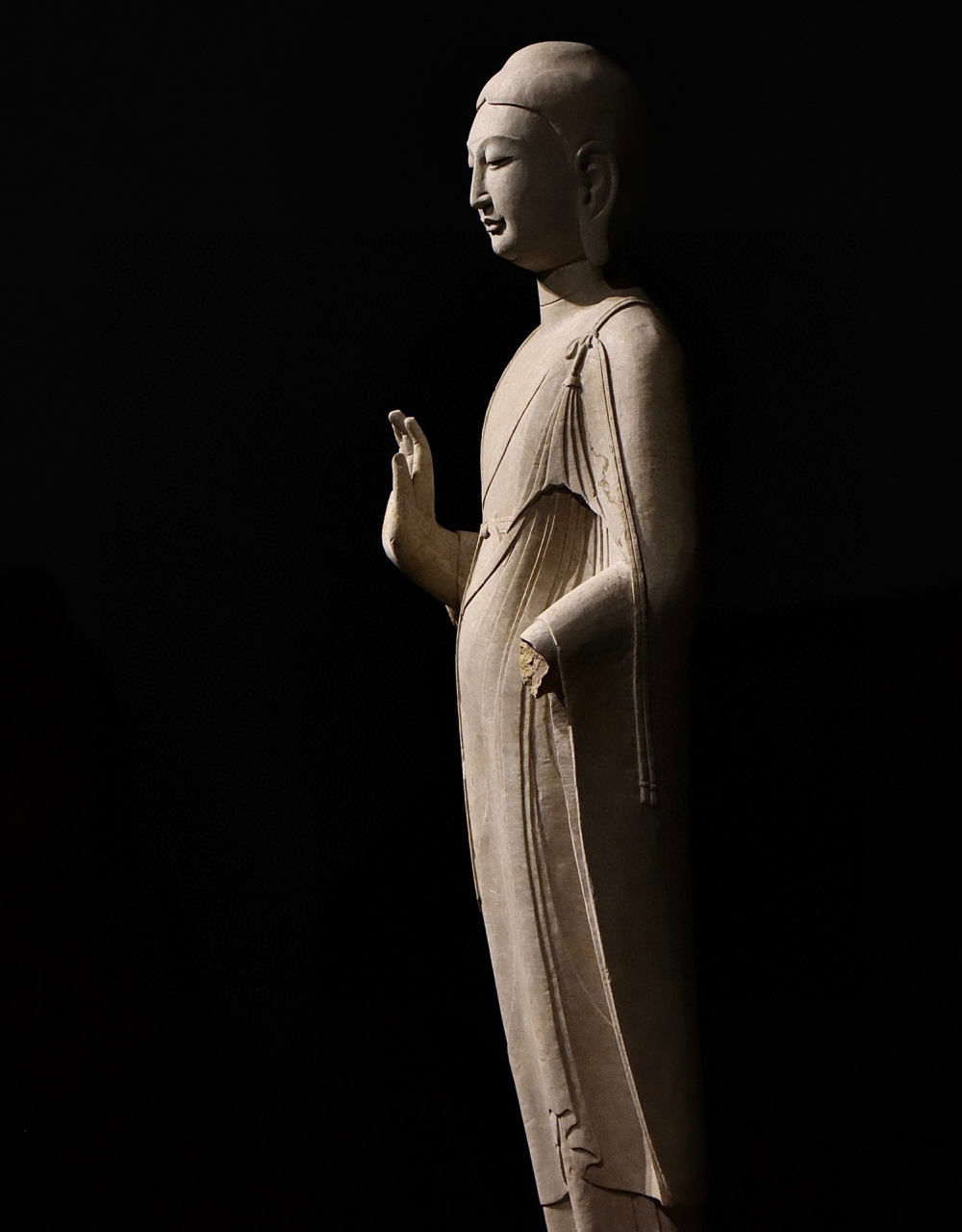 大美无言 - 北齐佛像    佛像面相浑圆,细眉,长眼,双目垂睑下视.