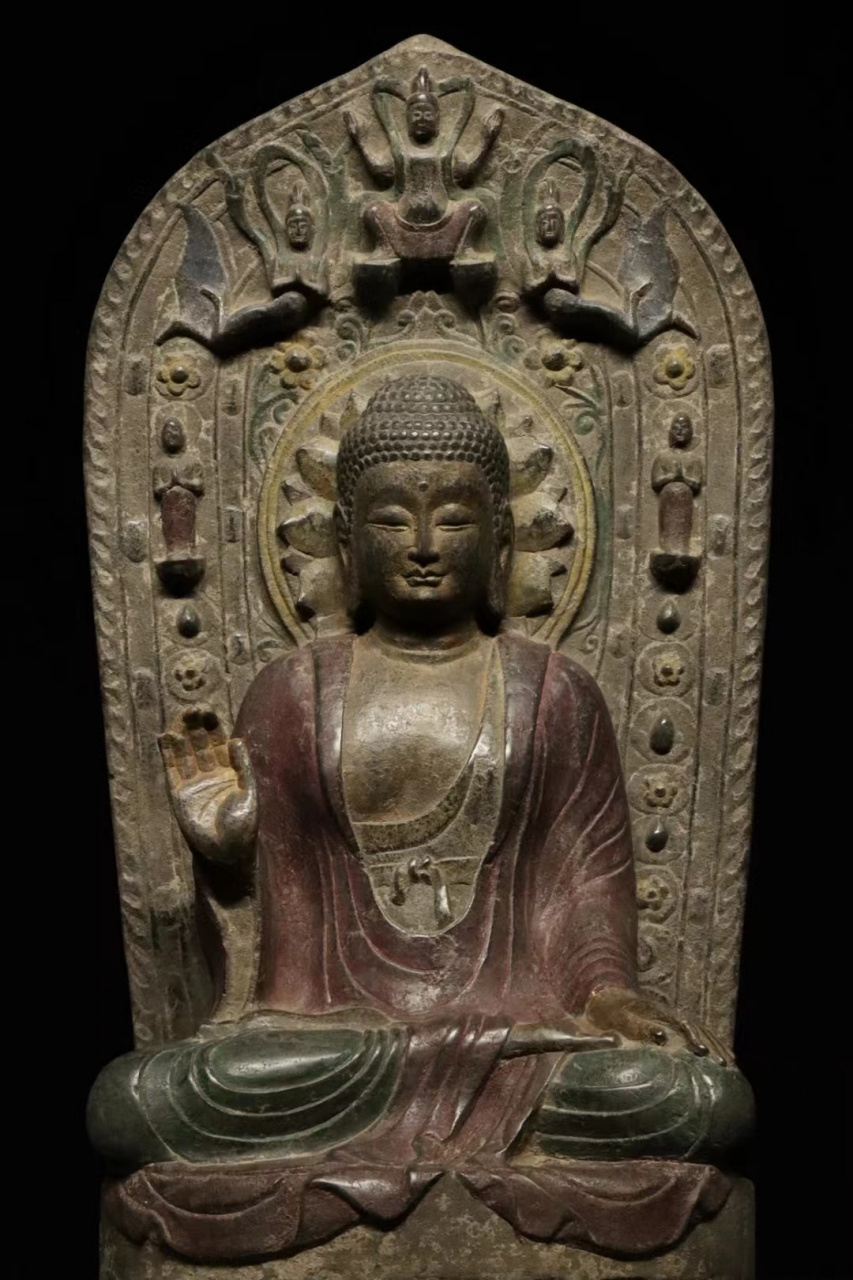 青石释迦摩尼 尺寸:高70,长39,宽24 佛像开脸慈祥,面带笑意,大耳下垂