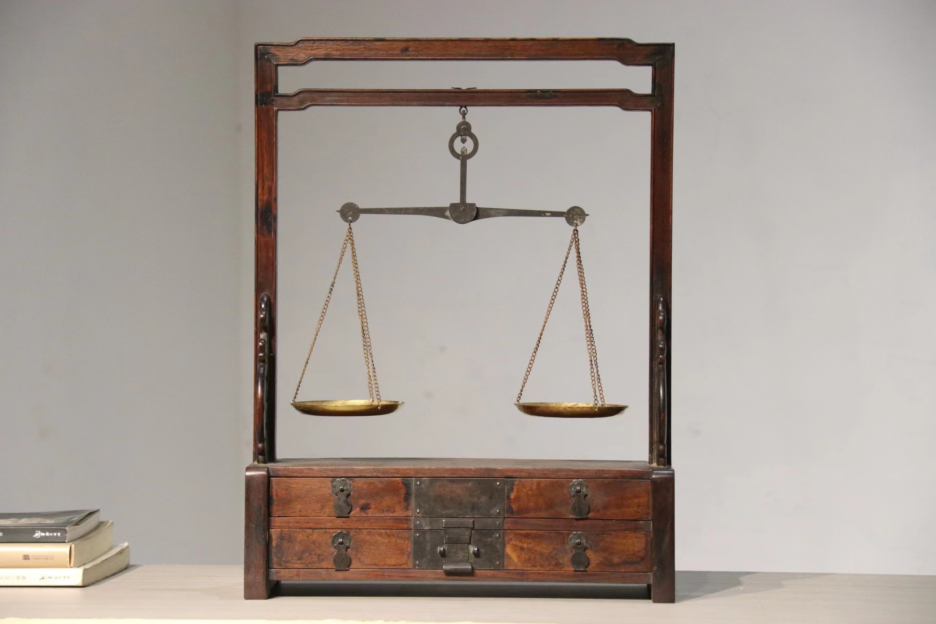 旧藏:黄花梨天平秤 木色润泽醇厚,纹路走势清晰,流露出悠悠古韵,天平