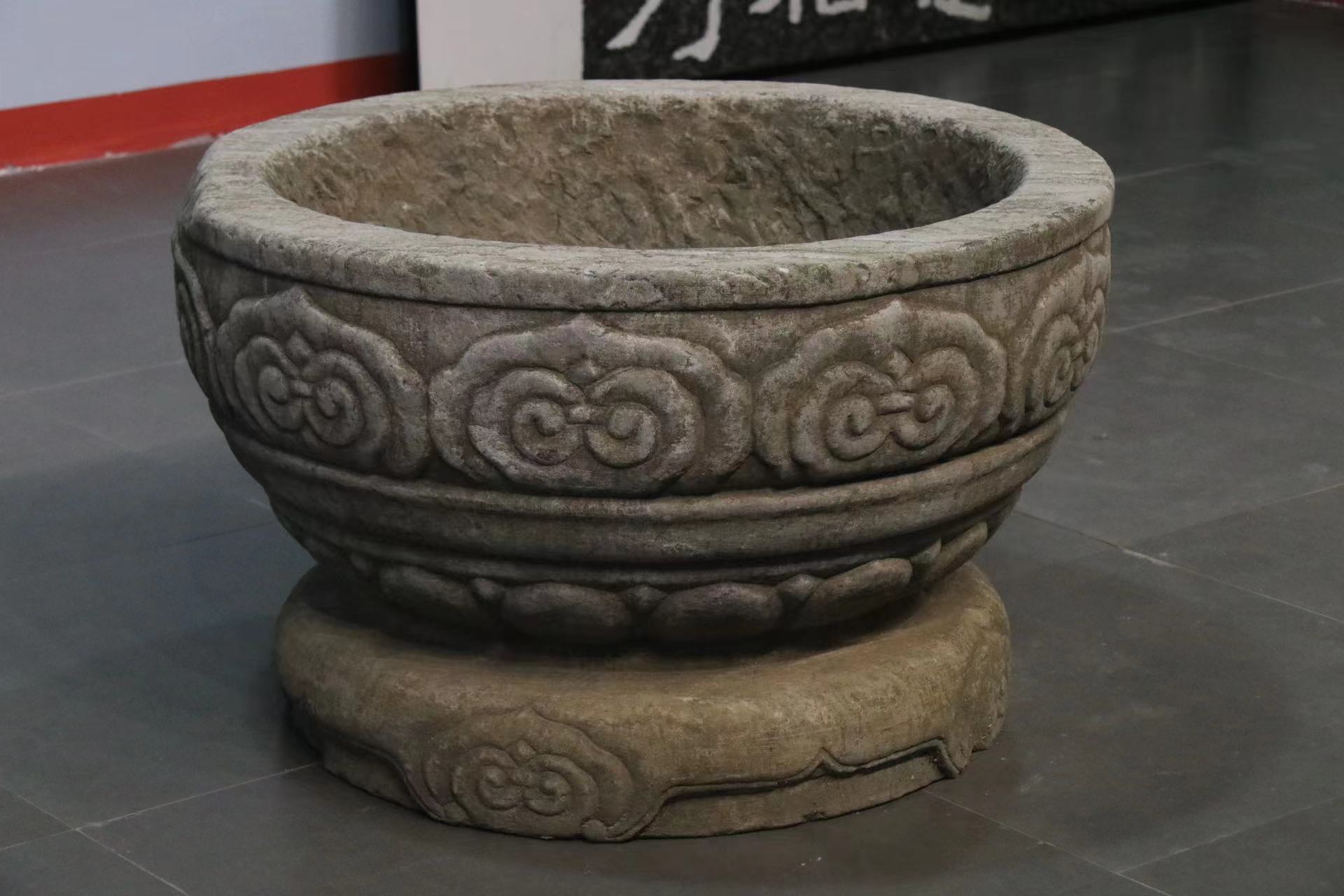 清代 如意石盆 鱼盆  尺寸;直径80/高50厘米//青石 一石整雕 器形浑圆