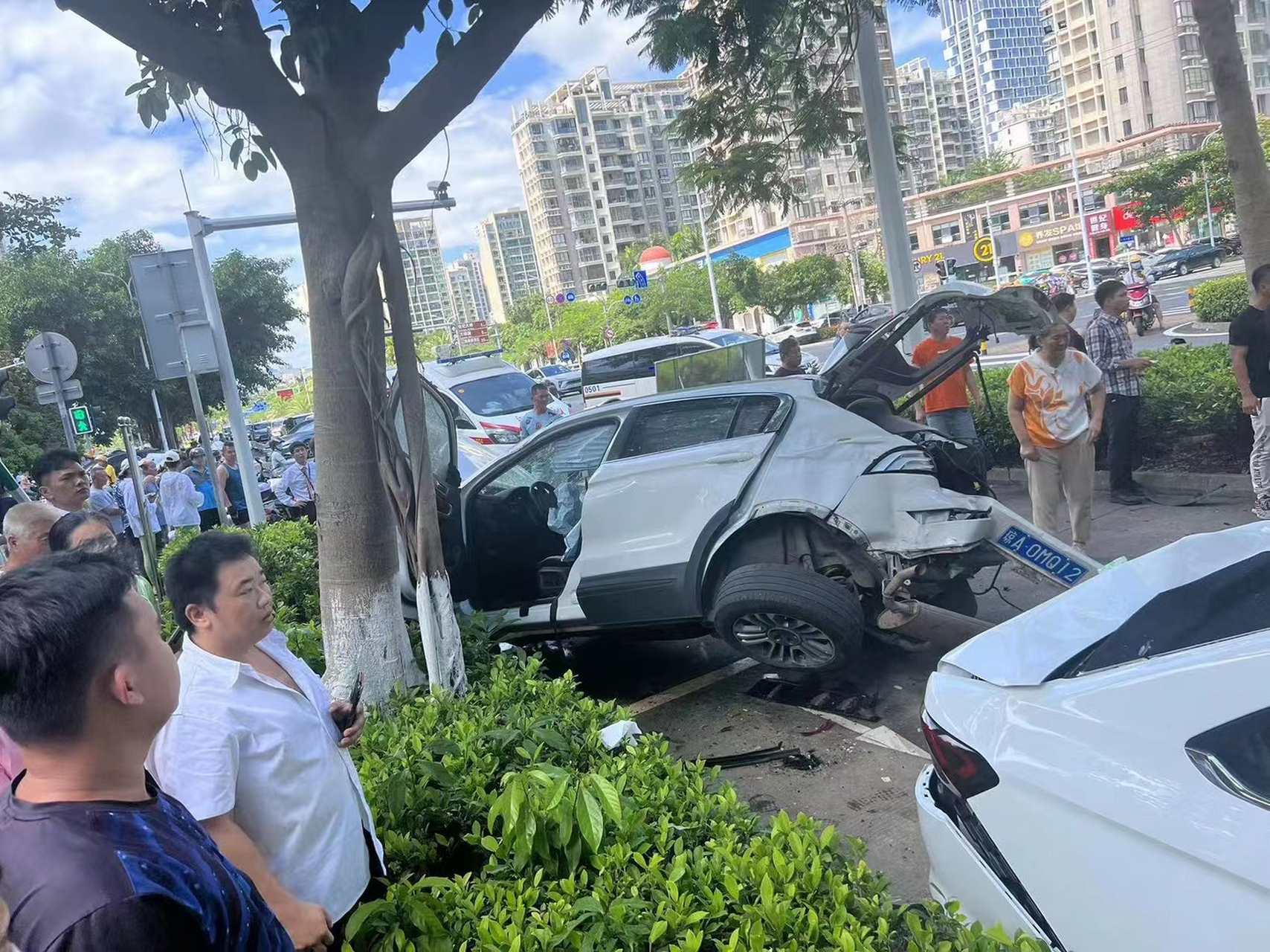 最新消息,海甸岛五西路特斯拉追尾,是刹不住还是啥问题啊?