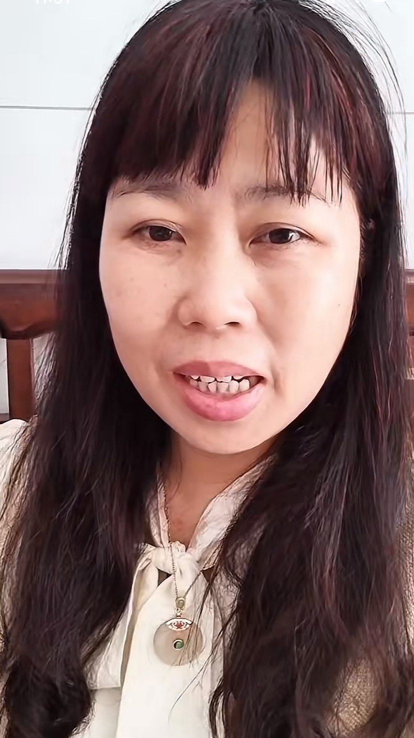 看着坐在角落里落寞发呆的罗梅,瞬间感觉她太可怜了