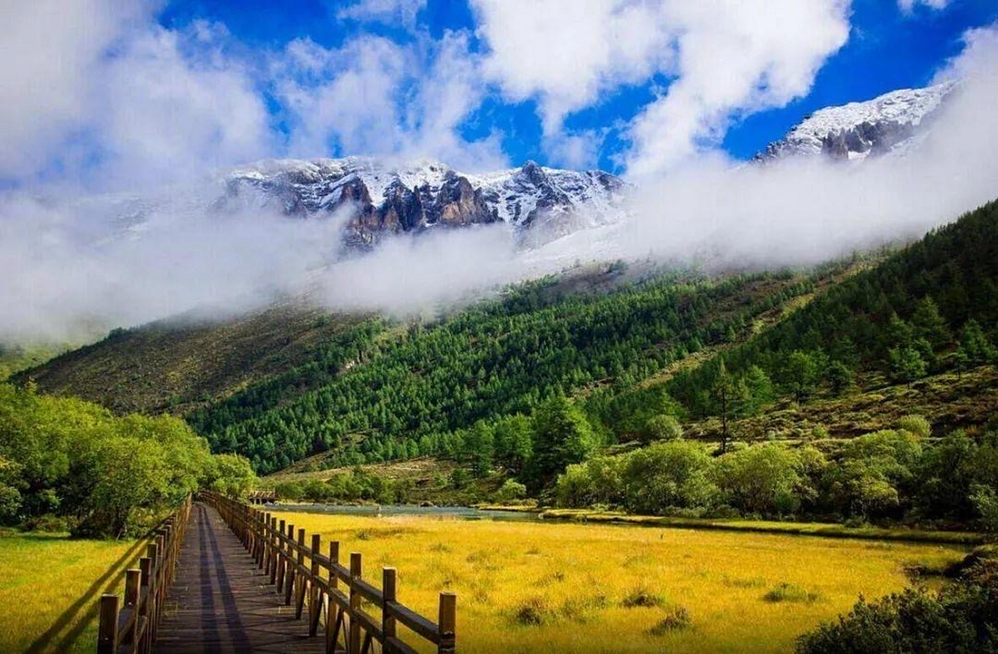 稻城亚丁风景区位于四川省甘孜藏族自治州稻城县,主要由"仙乃日