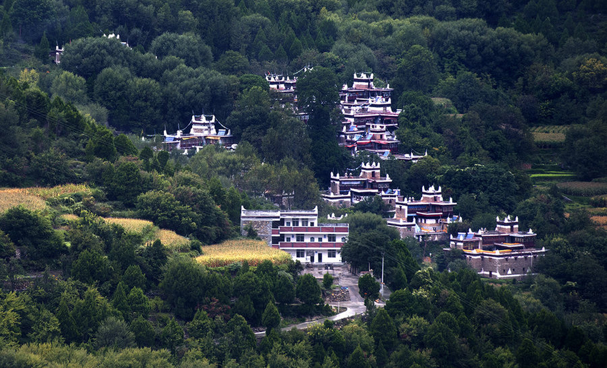 甲居藏寨位于四川甘孜州丹巴县境内,距县城约8公里,是丹巴最具特色的