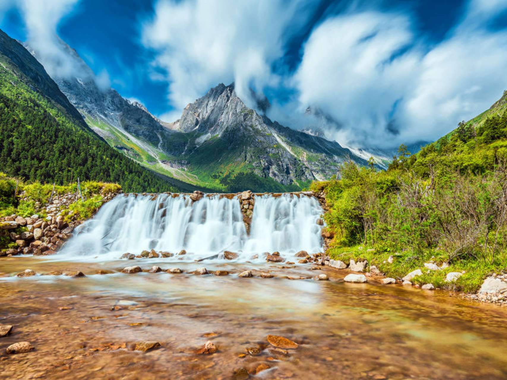 毕棚沟风景名胜区位于四川省阿坝藏族羌族自治州理县朴头乡梭罗沟境内