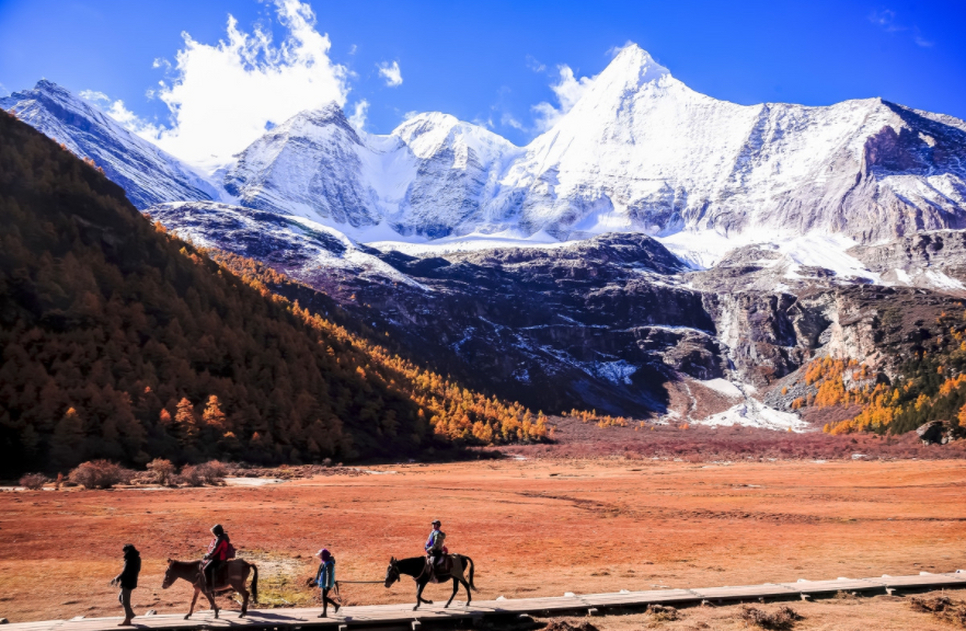稻城亚丁风景区位于四川省甘孜藏族自治州稻城县,主要由"仙乃日