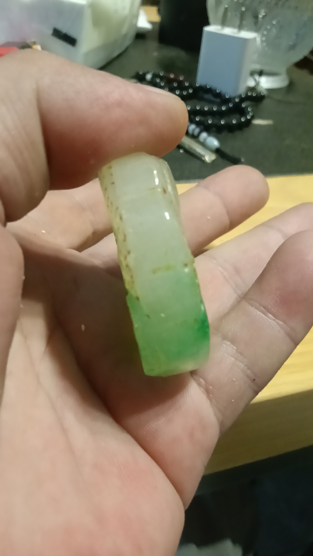 乡下收来的民国晚期翡翠挂牌,非常厚重,无伤无裂,一千出感兴趣私聊