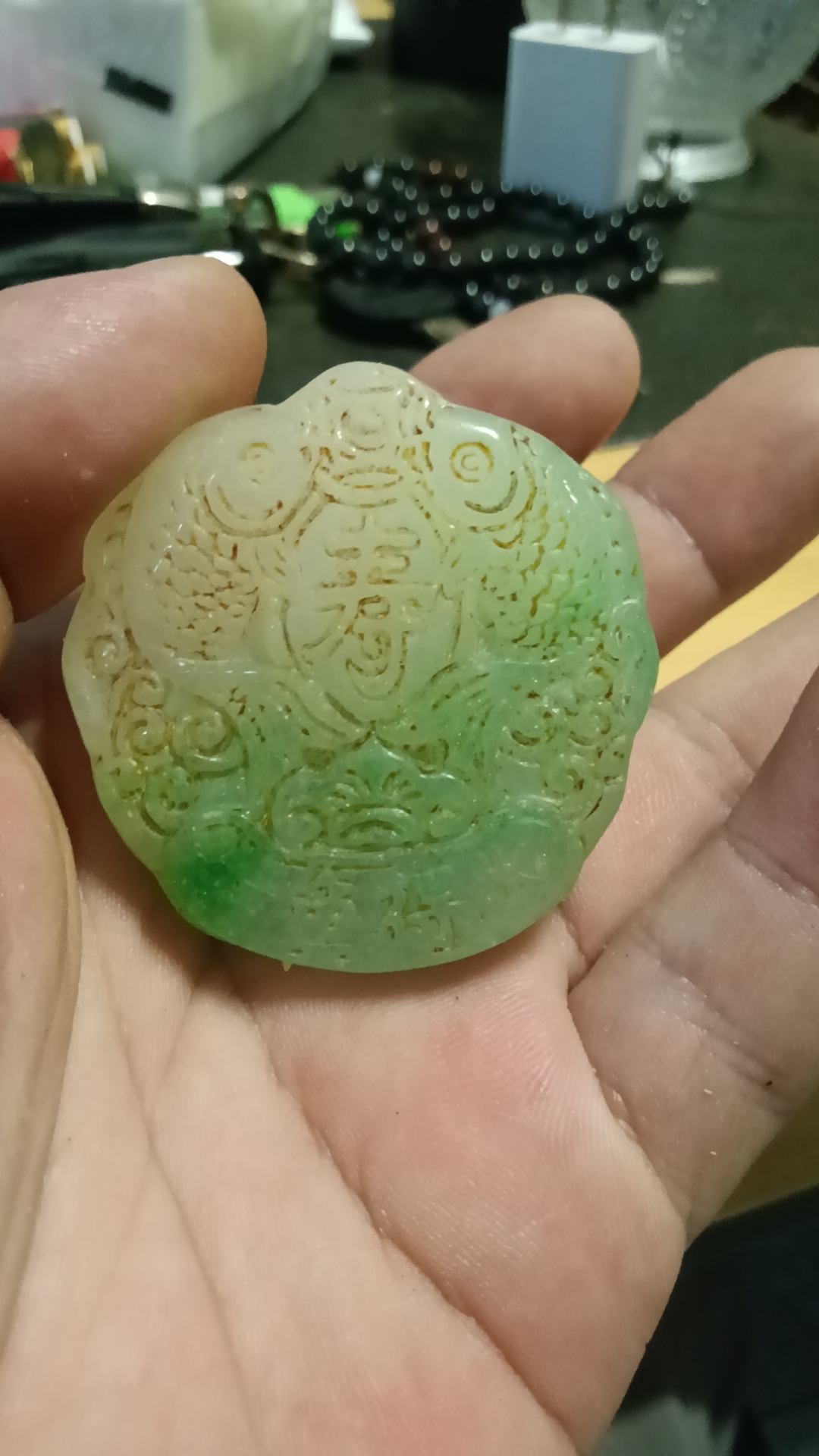 乡下收来的民国晚期翡翠挂牌,非常厚重,无伤无裂,一千出感兴趣私聊