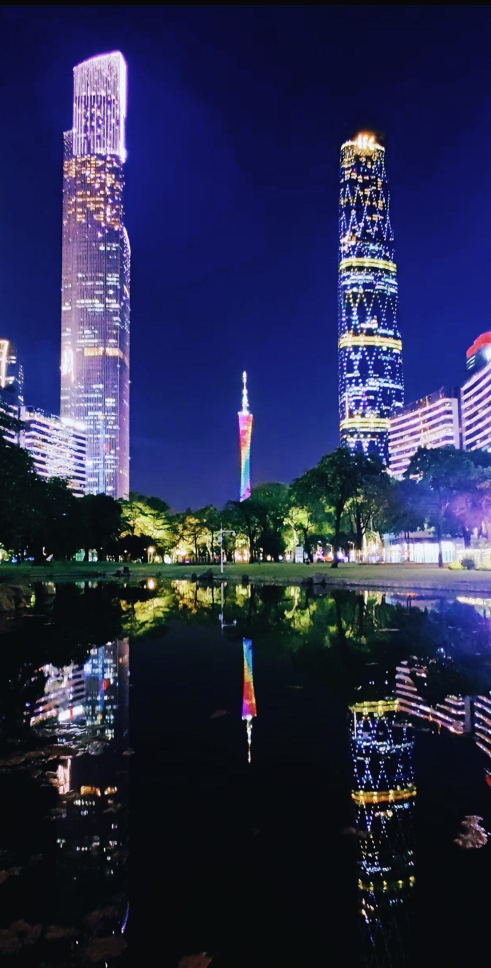 夜幕下的广州天际线,流光溢彩,高楼大厦的倒影在水中摇曳,美不胜收.