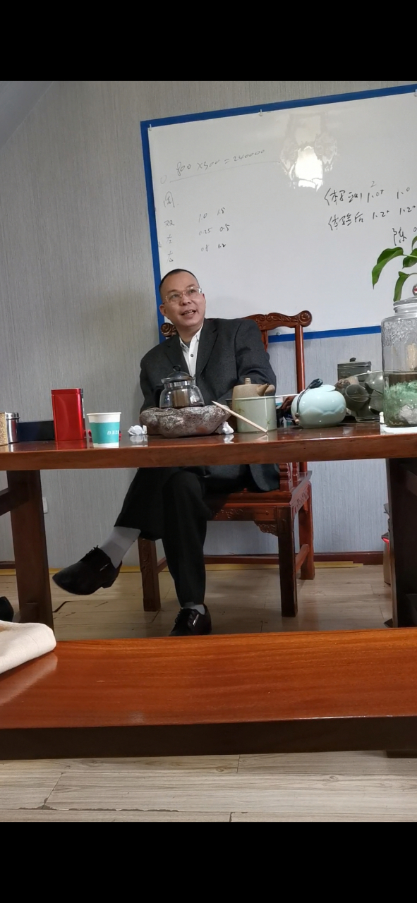 去年冬天,我和先生张正天出差武汉,在赵建军的办公室休息,赵建军介绍