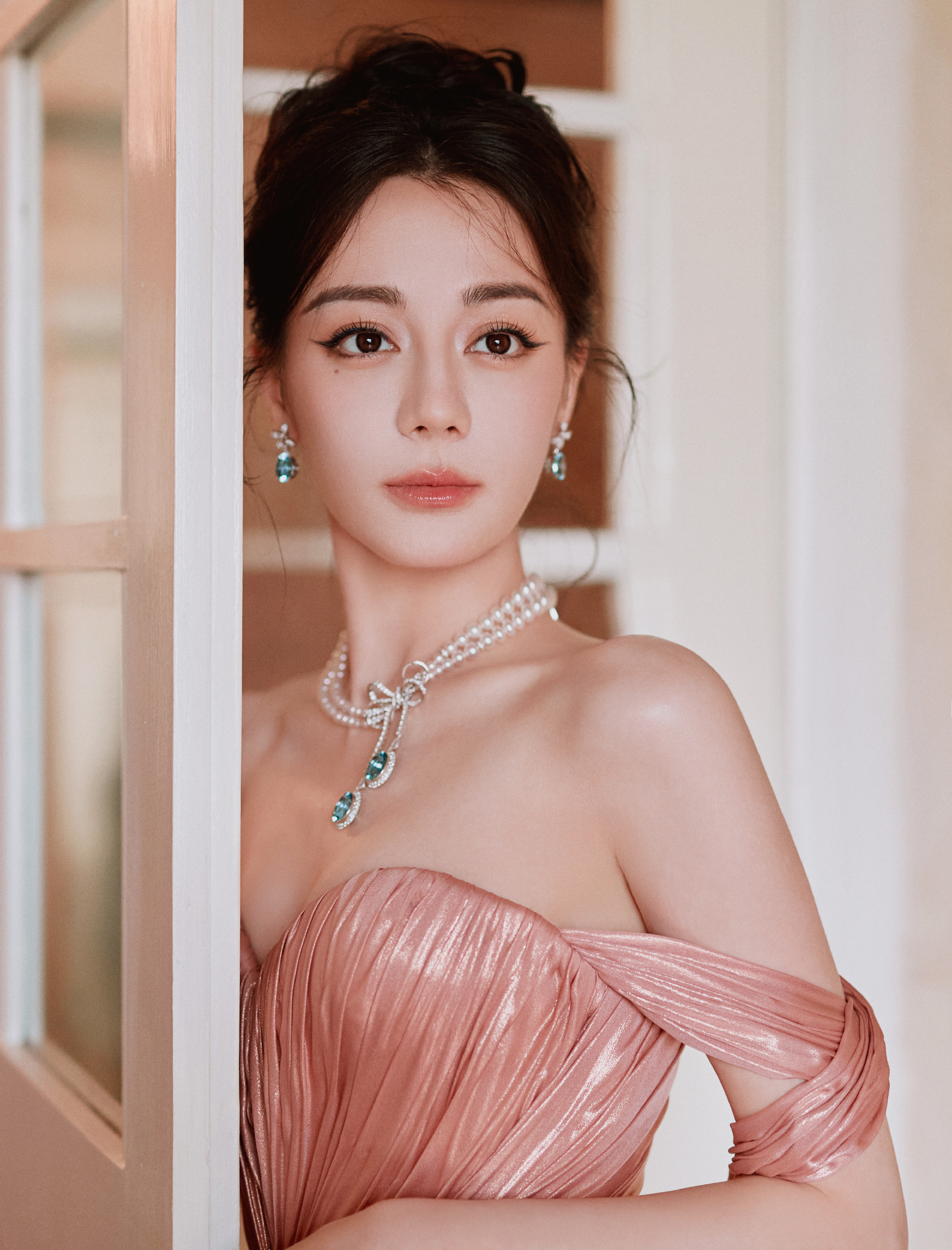 迪丽热巴# 粉色礼服,灵动飘逸