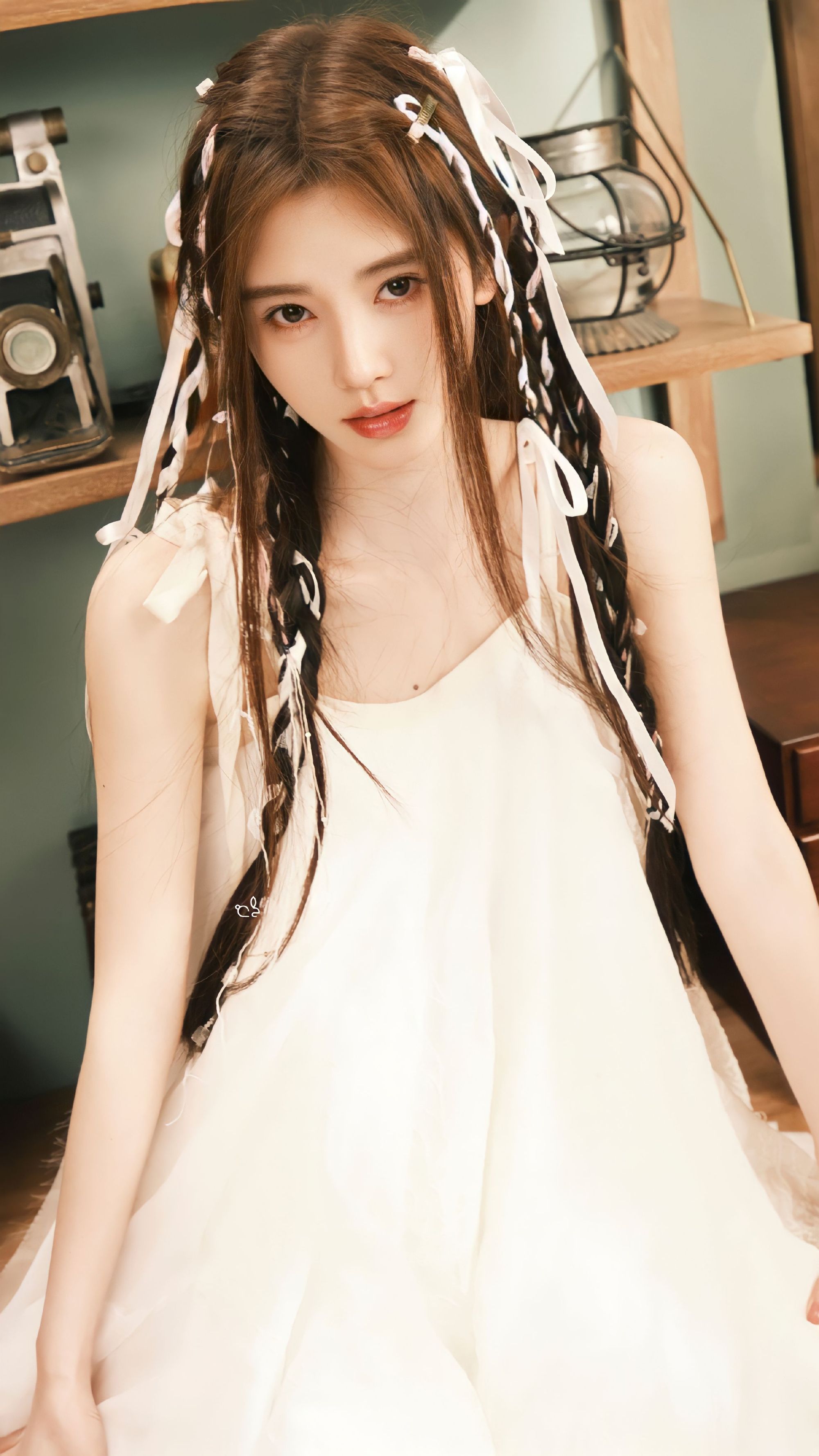 鞠婧祎# 白色吊带裙,甜美笑容温婉可人