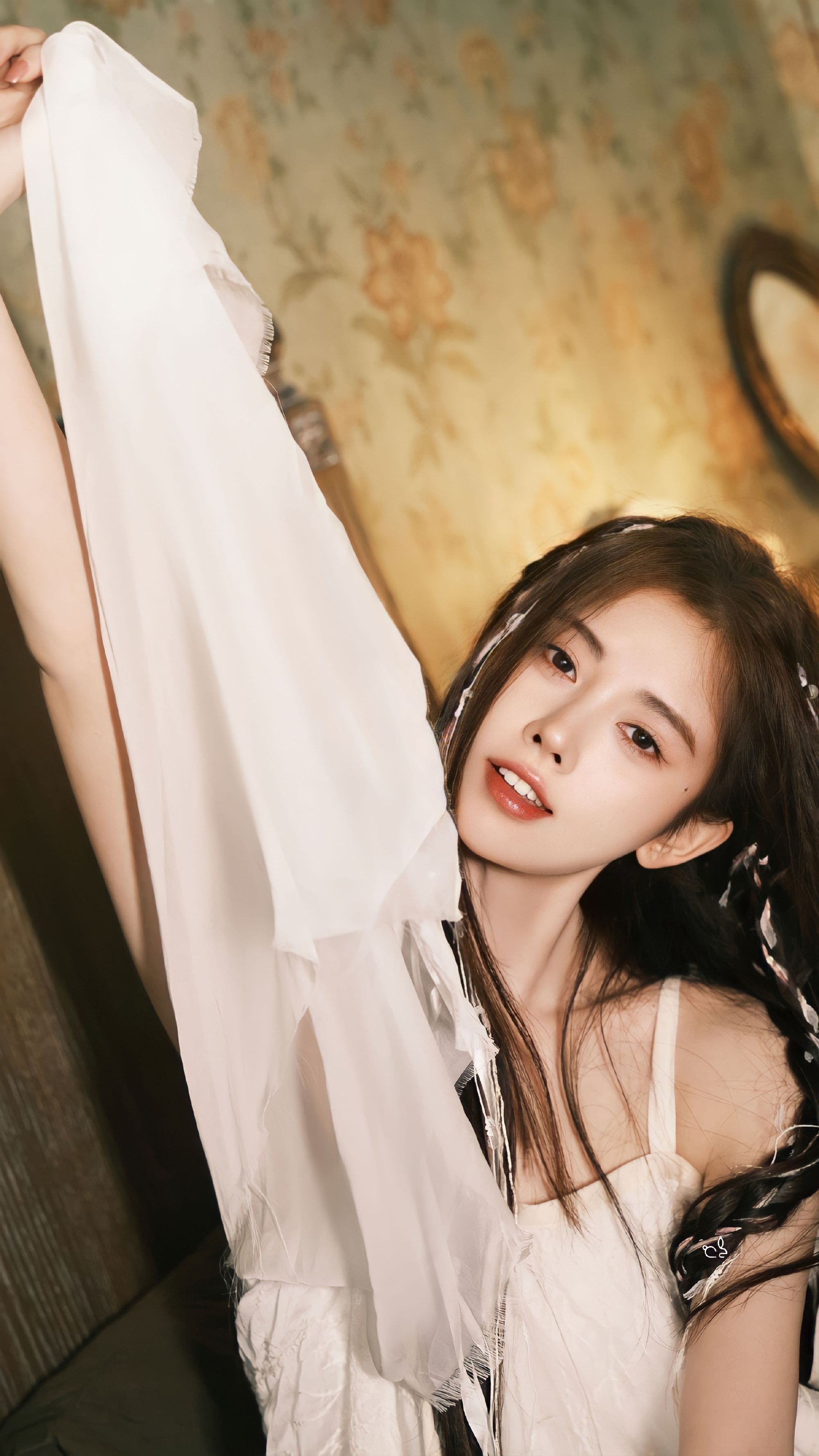 鞠婧祎# 白色吊带裙,甜美笑容温婉可人