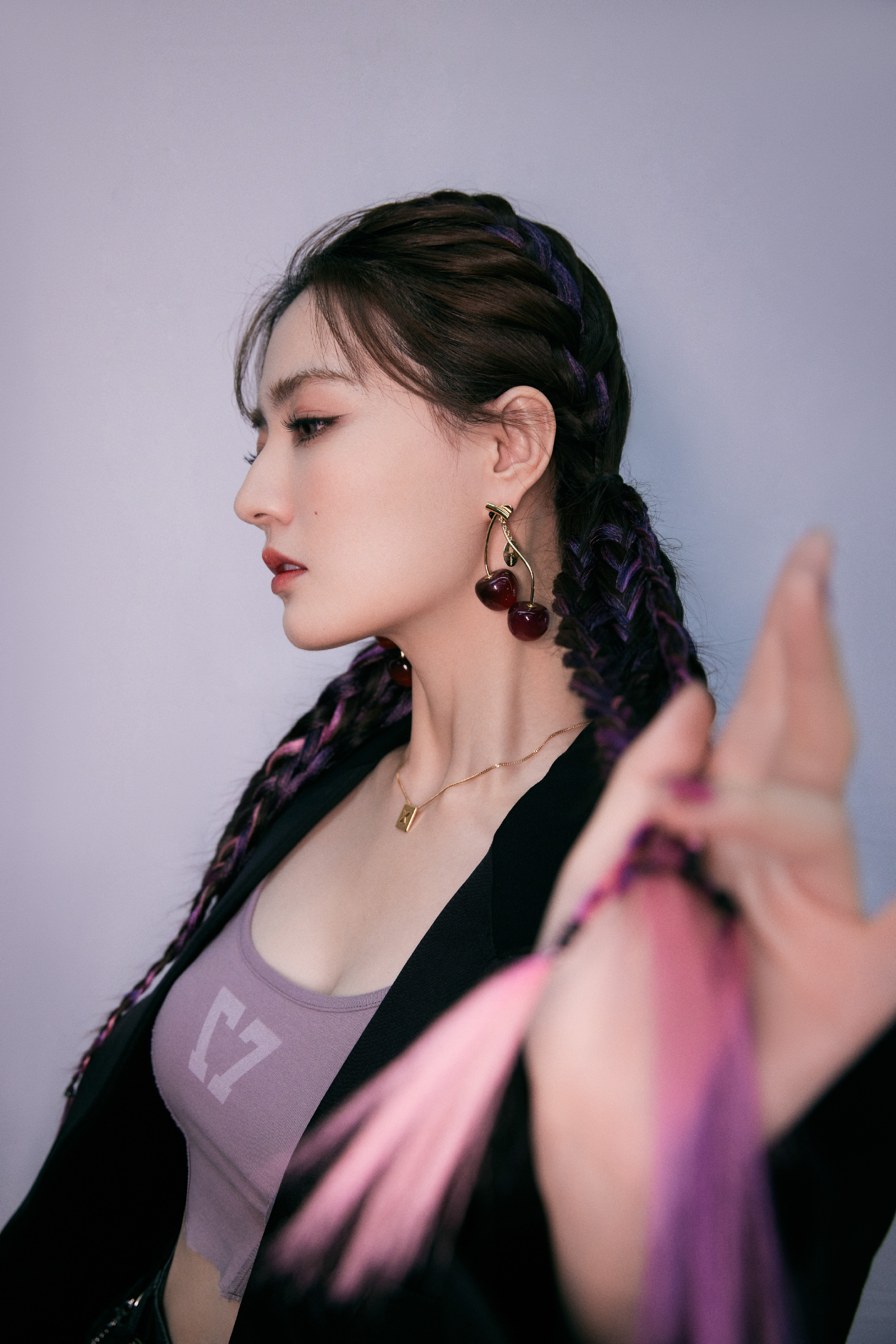 徐璐#粉色挑染脏辫搭配牛仔短裤时髦性感