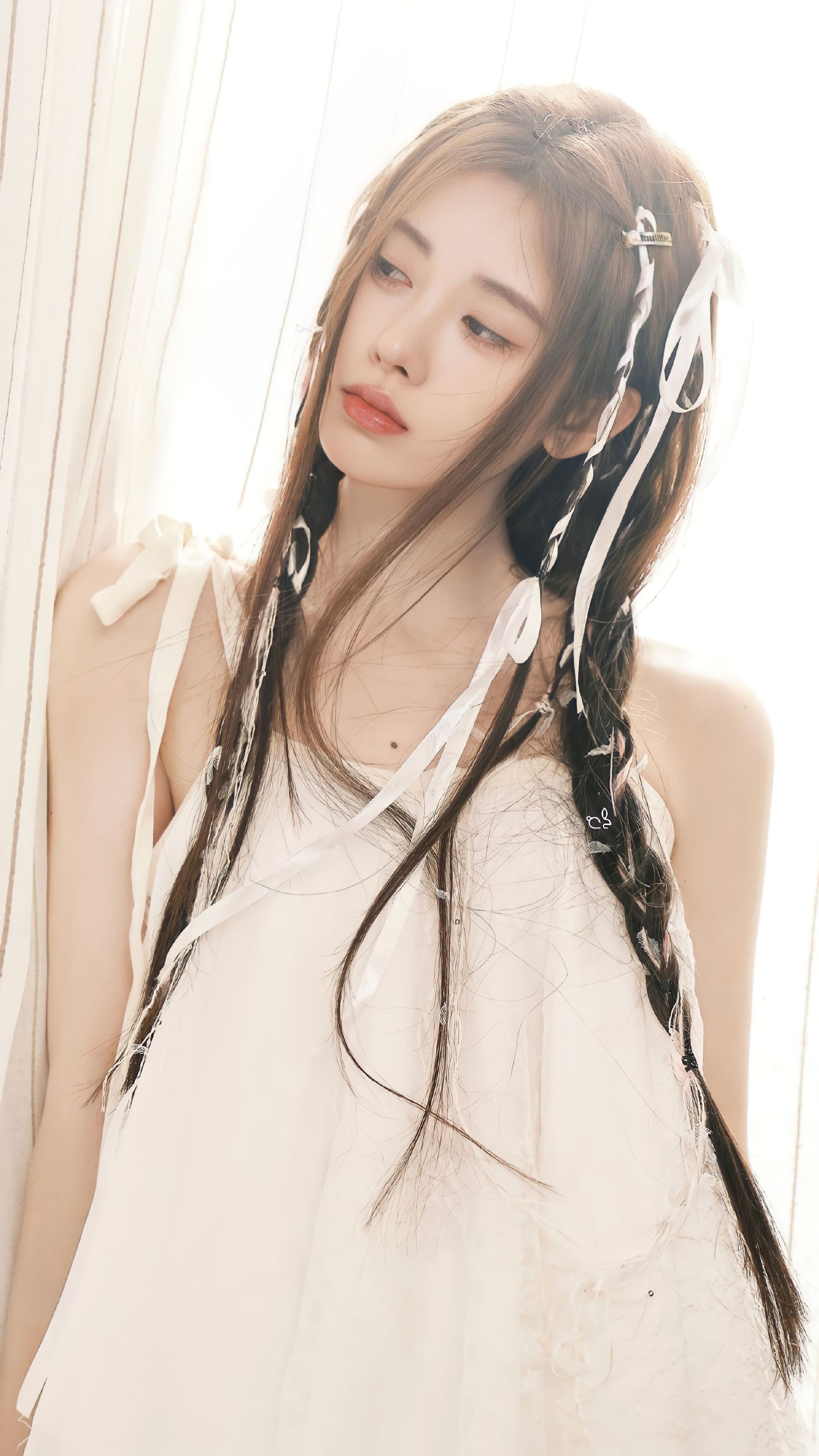 鞠婧祎# 白色吊带裙,甜美笑容温婉可人