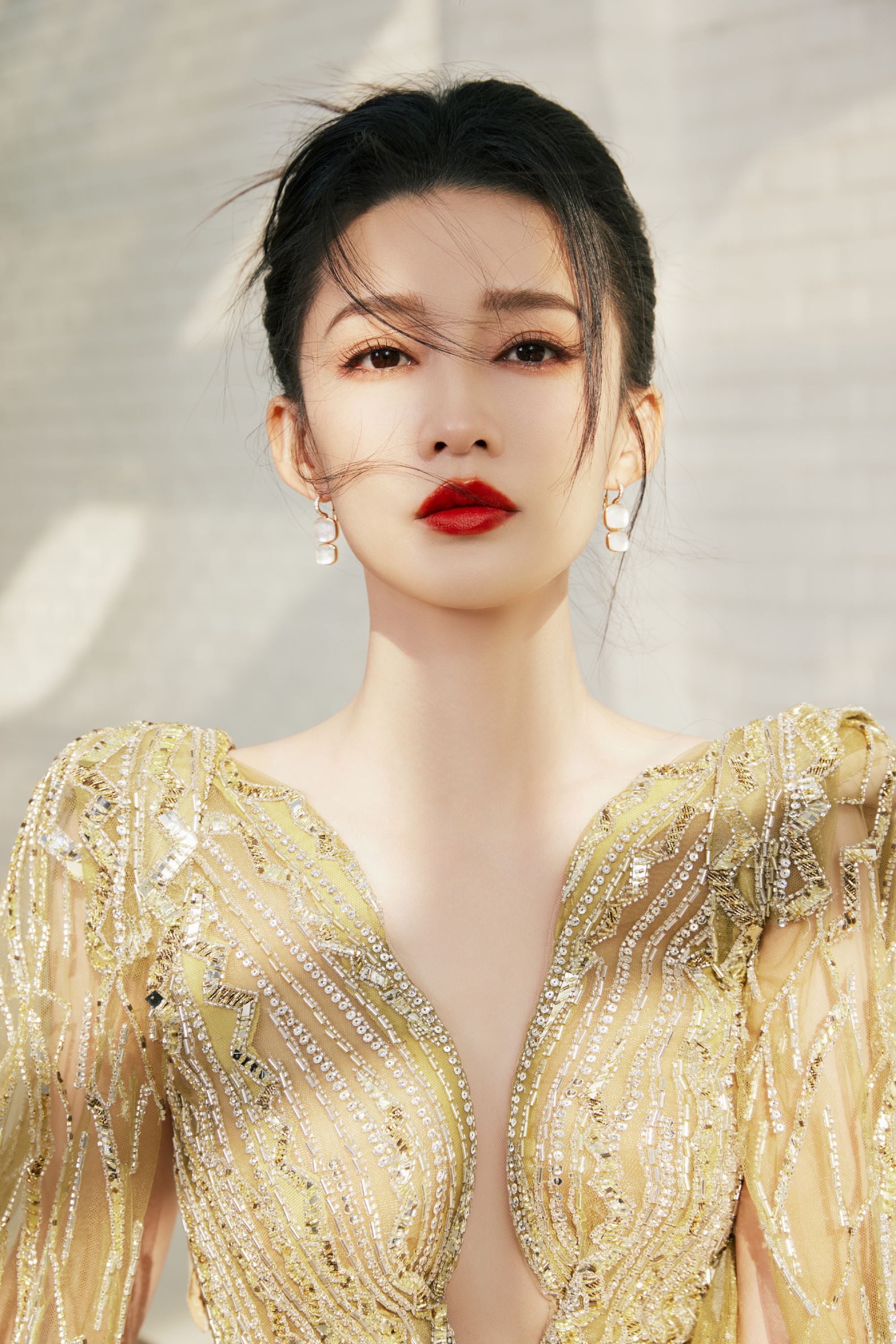 李沁# 身着深v礼裙,展现曼妙身姿