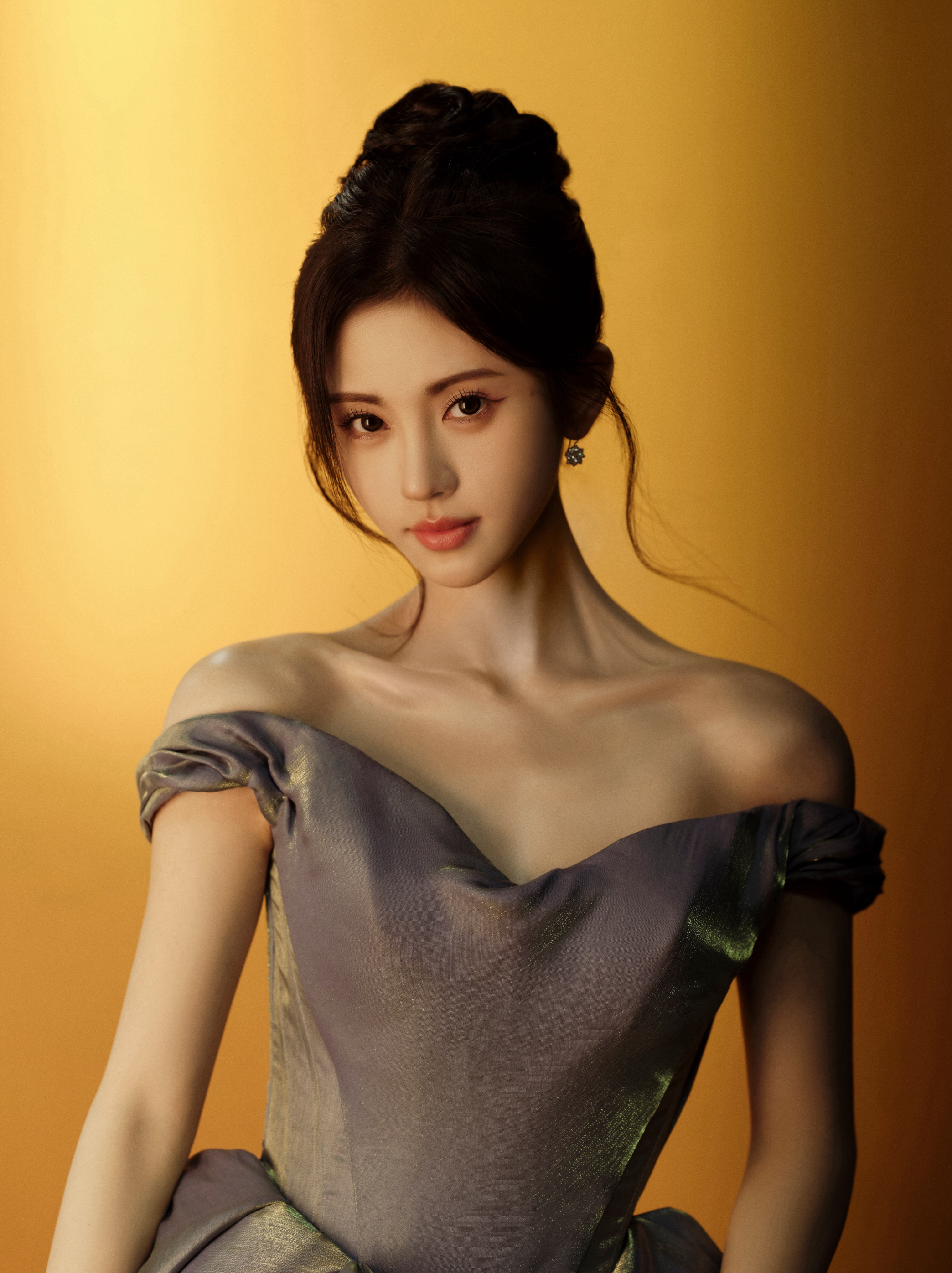 鞠婧祎# 蓝色露肩礼服,闪烁着迷人的光芒