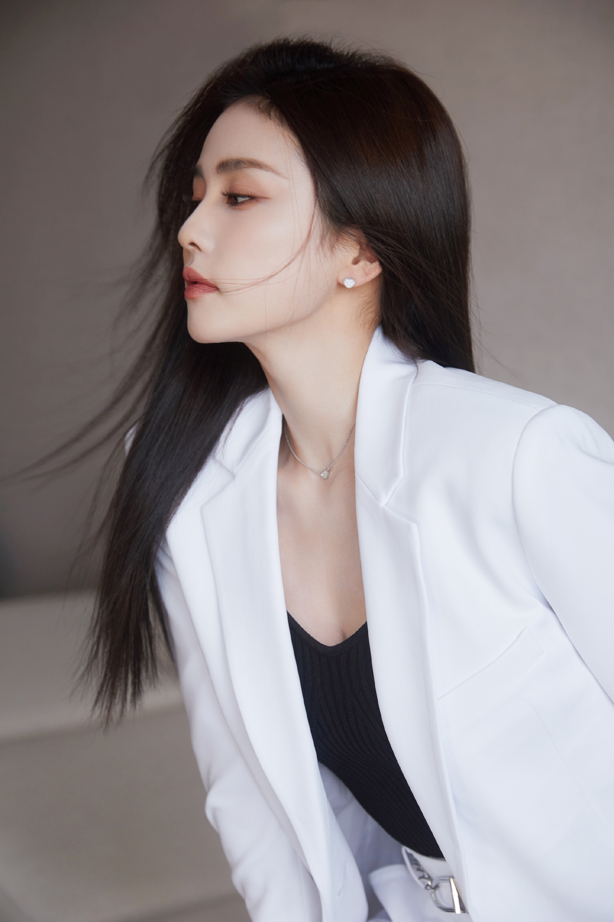 白鹿长直发白西服,又飒又美!#白鹿