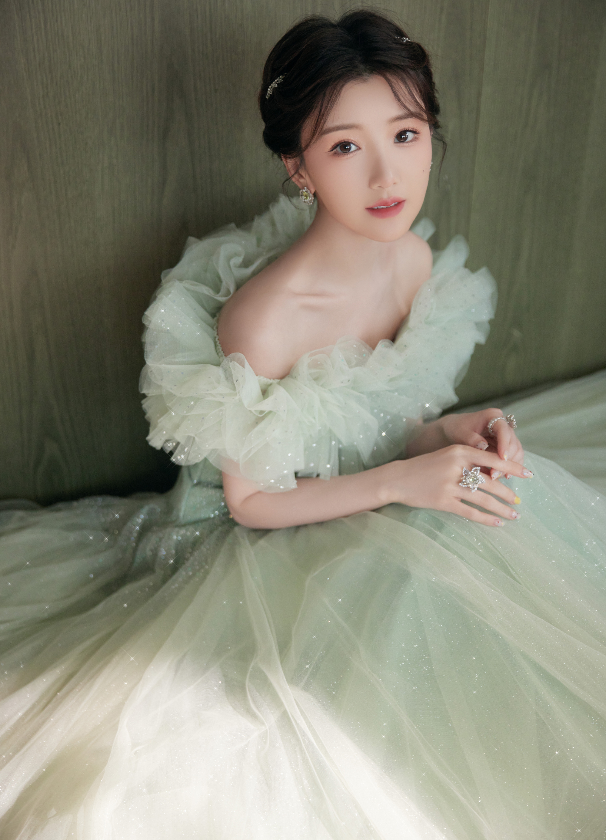 毛晓彤绿色露肩纱裙##毛晓彤一字肩绿色长裙