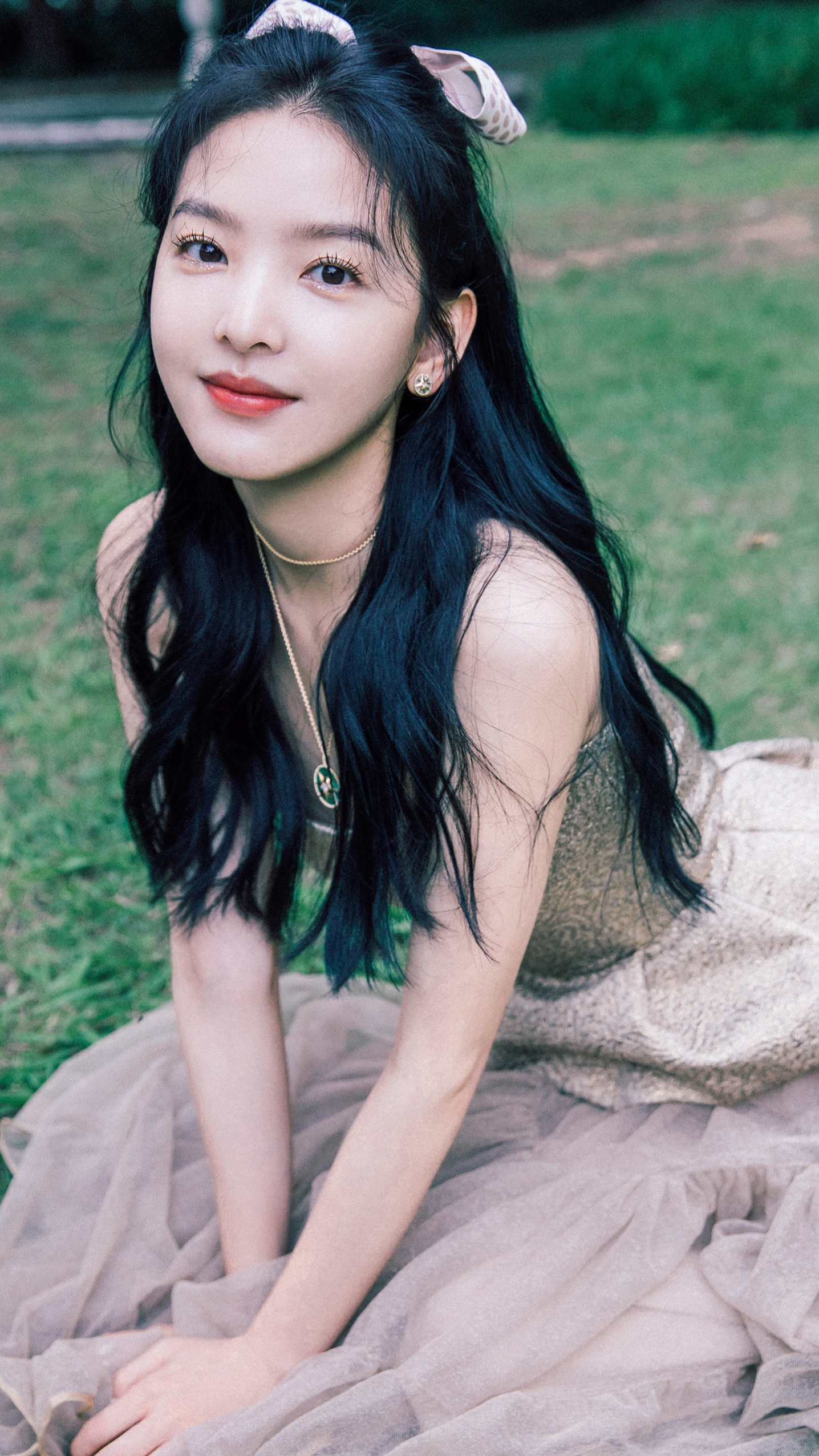 章若楠#戴蝴蝶结发饰穿抹胸网纱礼服裙,温柔妩媚还有点有小性感,堂览