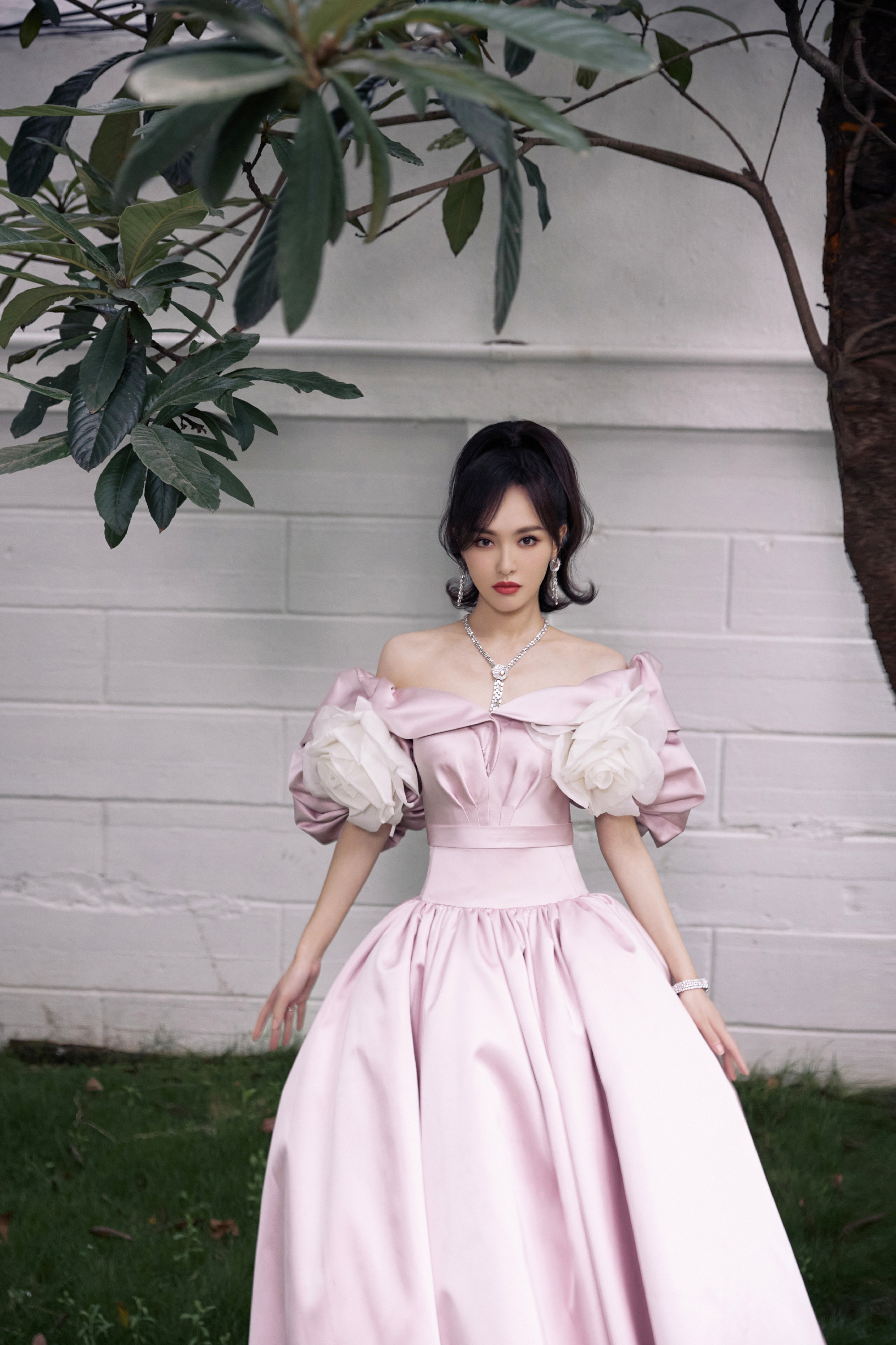 唐嫣粉色抹胸公主裙真的好美呀礼服上的两朵花好时尚的造型