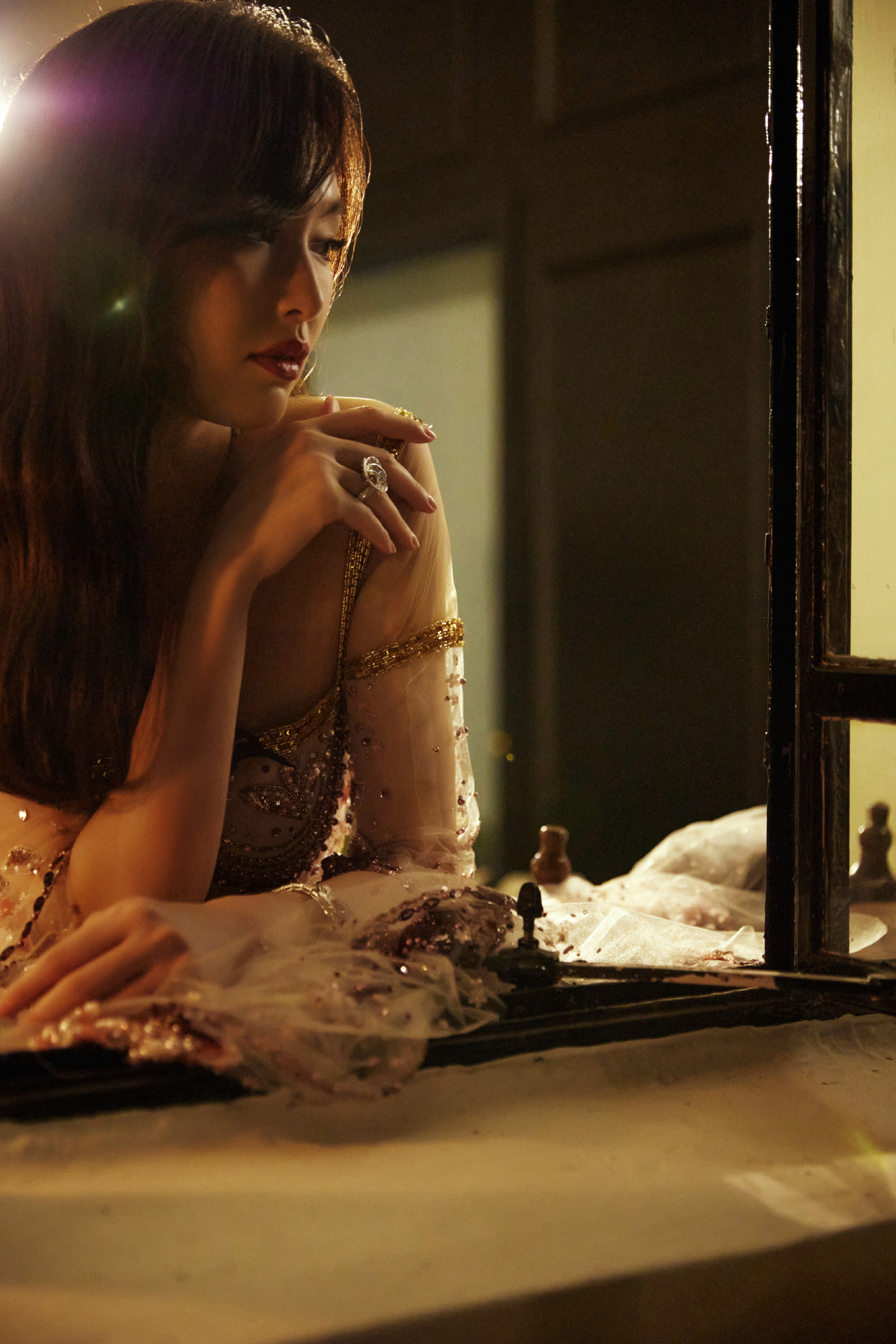 时尚芭莎今日第二套造型,来自georges hobeika 23春夏高定,御姐风拿捏