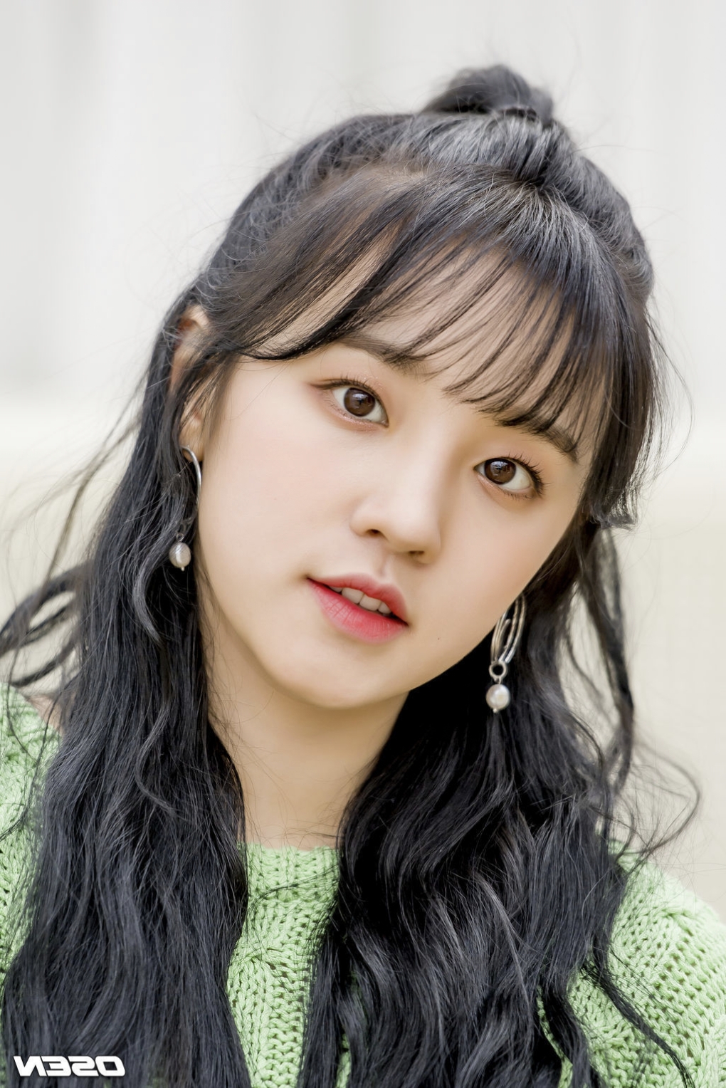 宋雨琦# 薄荷绿破洞麻花毛衣写真