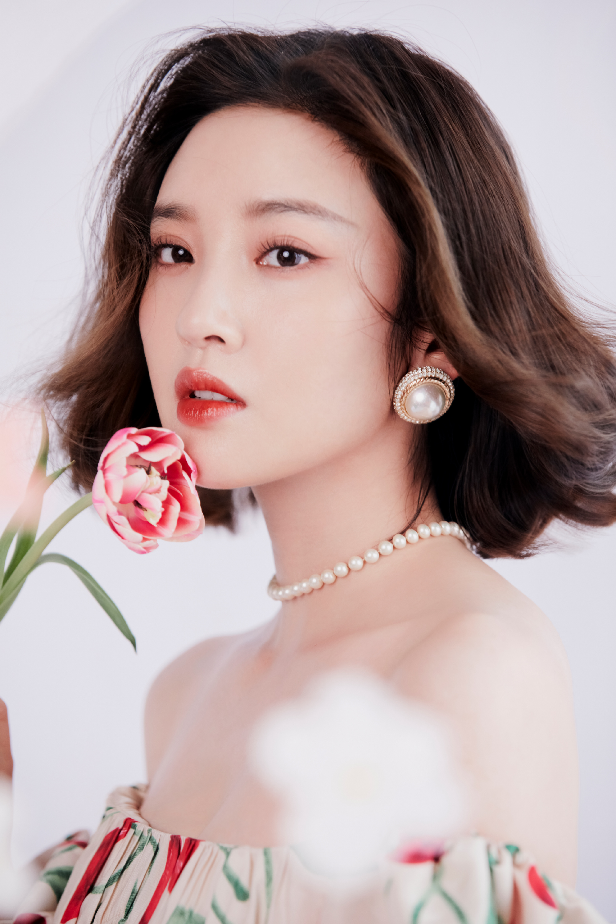 唐艺昕樱桃一字肩长裙##唐艺昕一字肩花裙# 樱桃穿在身上90一字肩