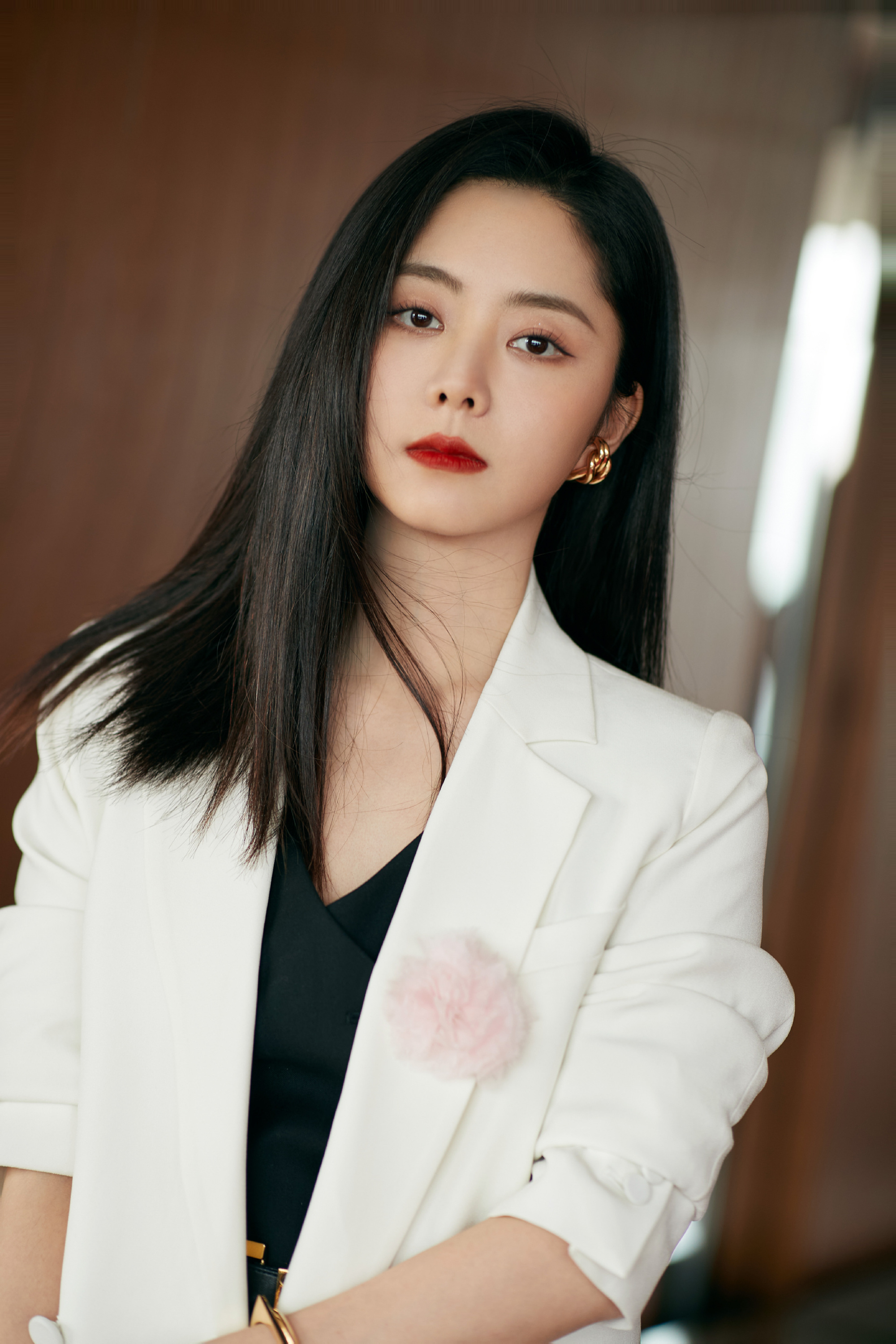 谭松韵# 长直发造型搭配西服真的又美又飒