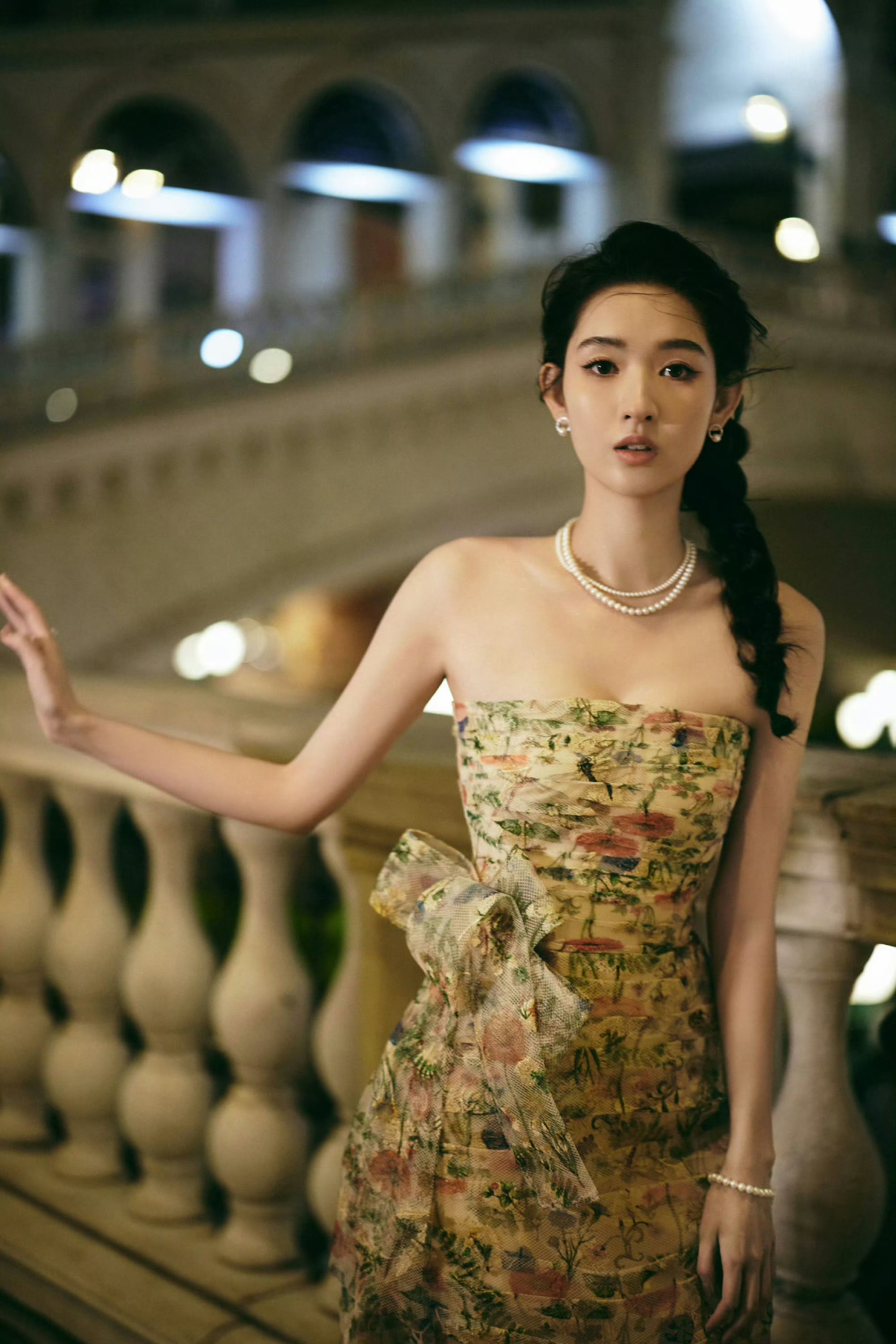 王玉雯# 印花抹胸连衣裙,像一朵盛开的向日葵