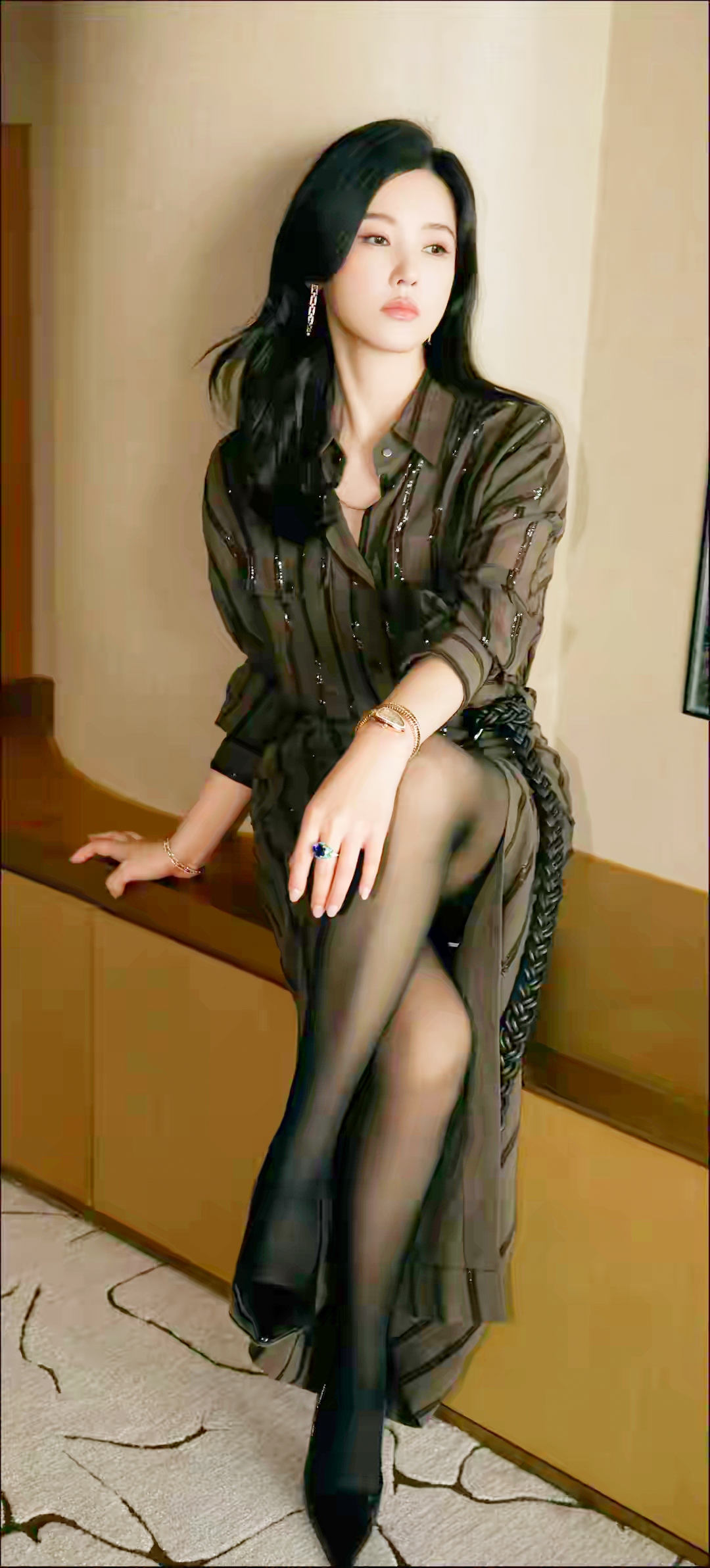 杨子姗美得别具一格,灵动双眸如星辰般明亮,浅笑时恰似春风拂面
