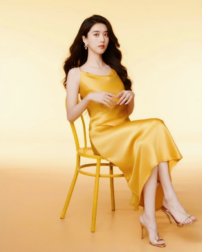 李凯馨的美足,宛如精心雕琢的艺术品.白皙的肌肤透着微光,细腻如瓷