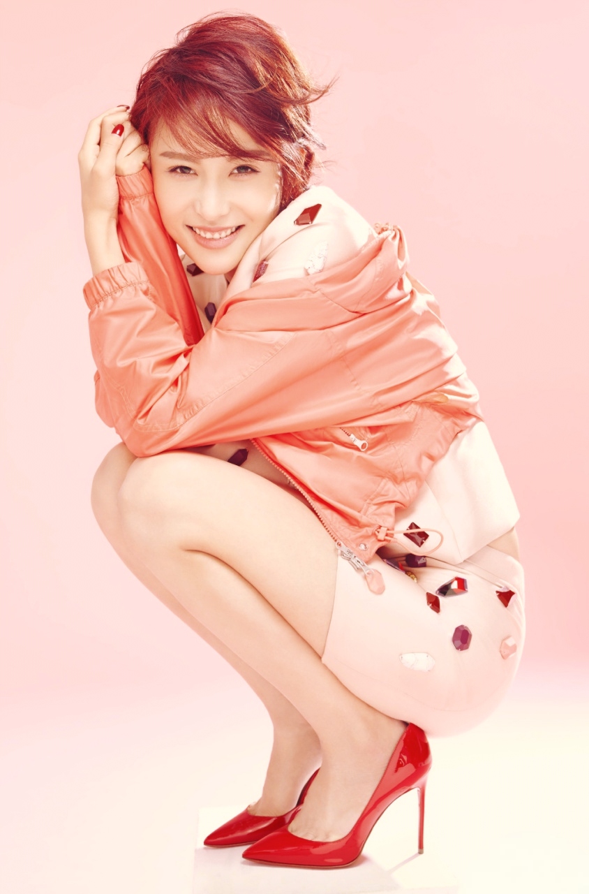 贾青之美,灵动而多变.眉眼明艳张扬,英气与妩媚并存,恰似盛放的玫瑰