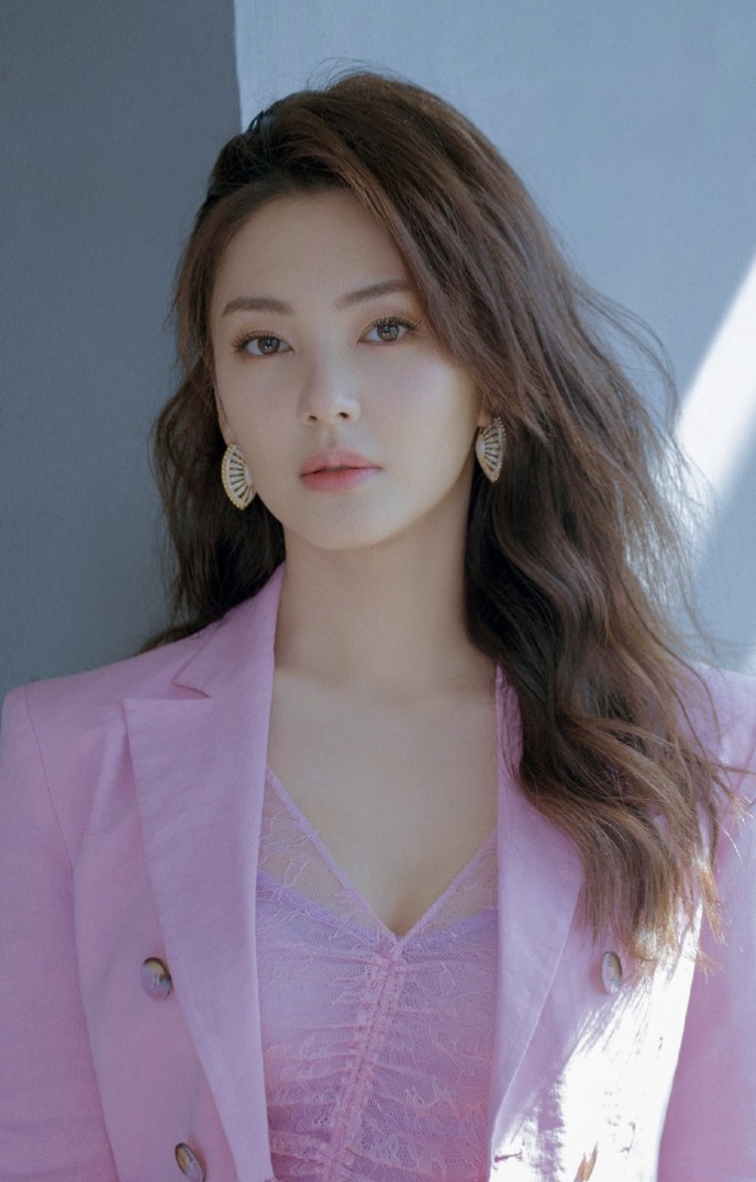 在娱乐圈,张雨绮是一朵肆意绽放的铿锵玫瑰