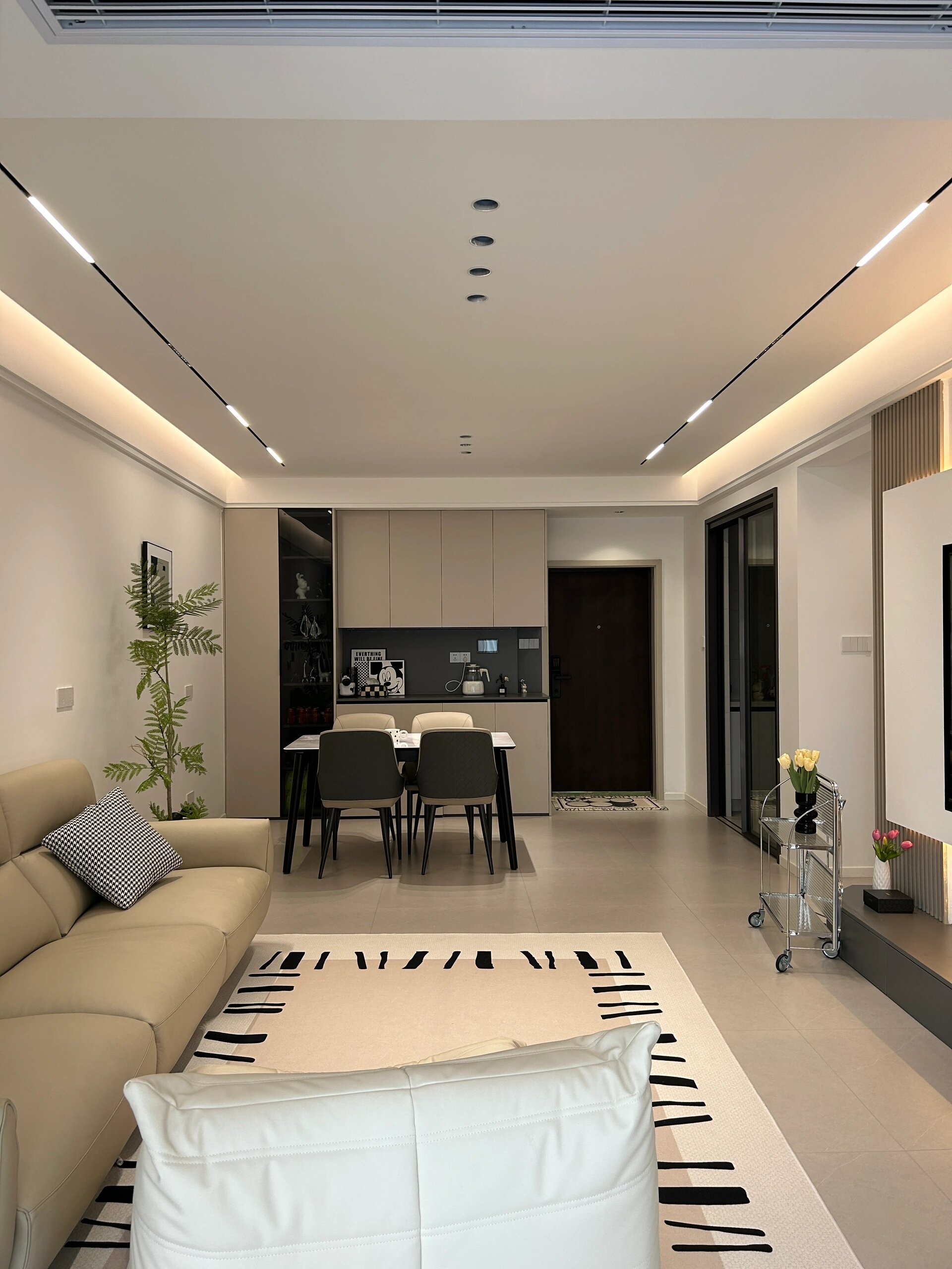 普通人穷装的现代简约风小家 因为家里有小孩,没有选择过多软装的装修