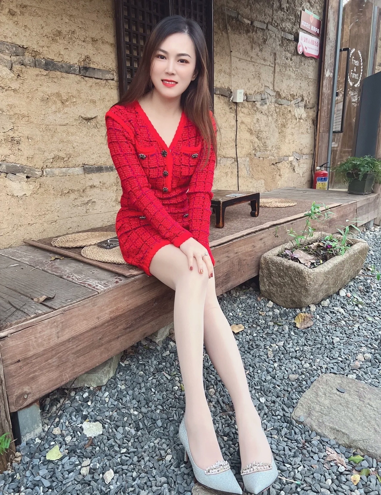 穿红裙的女孩,坐在石凳上,享受着宁静的时光.