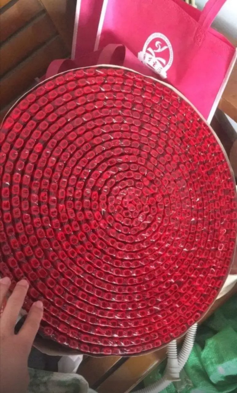 一万响的鞭炮,数了一下双面一共1000多颗,剩下的8000多颗靠回声?