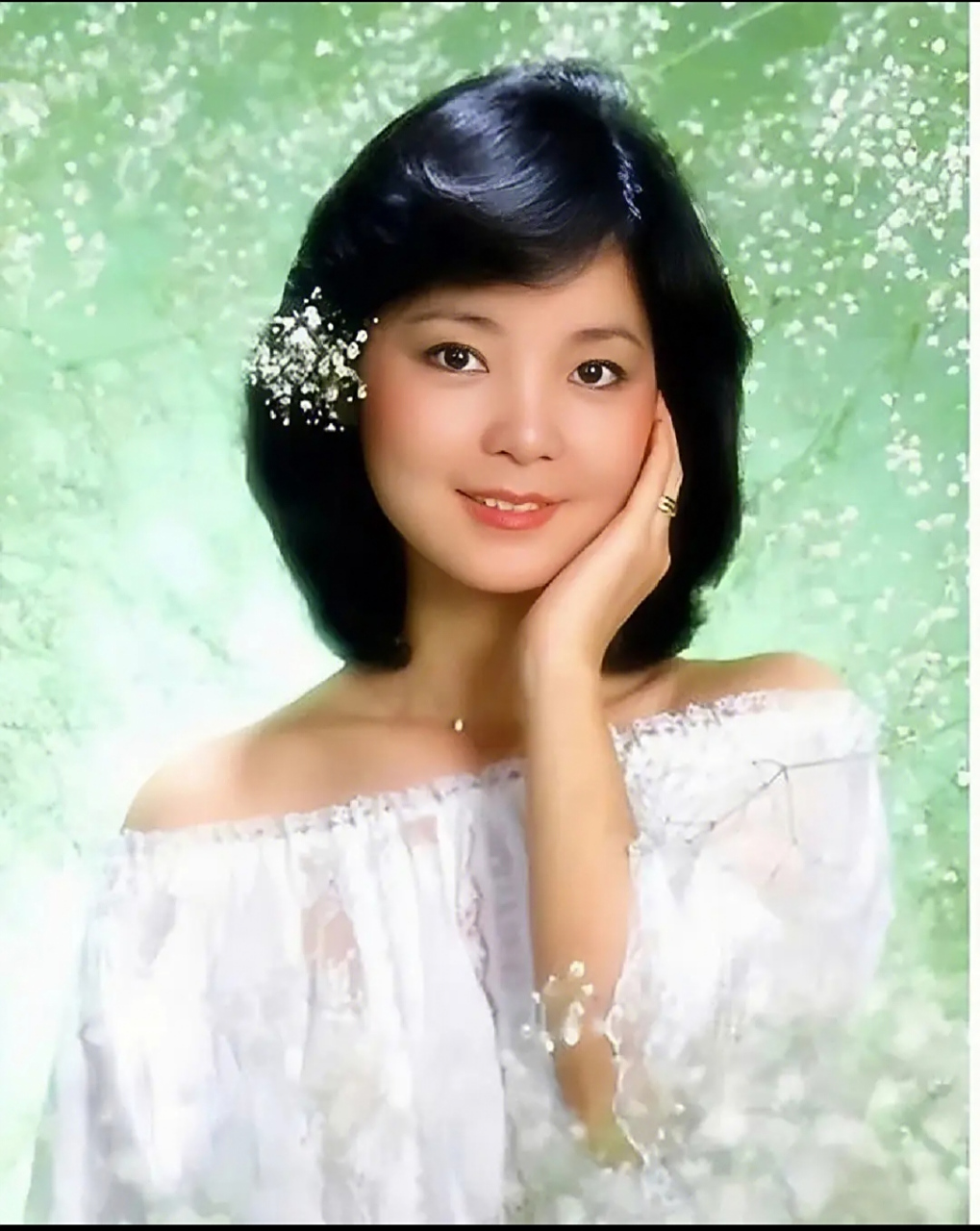 邓丽君#  邓丽君的《我只在乎你》是一首非常经典的情歌,这首歌不仅