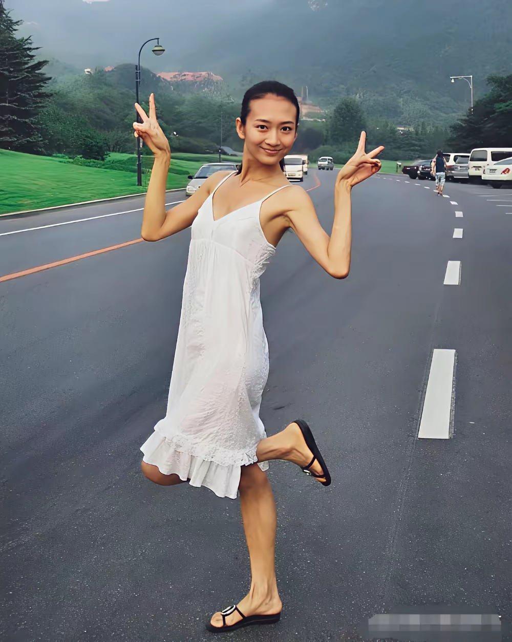 王鸥今昔形象反差大 网传王鸥17岁照片曝光,那时她皮肤黑黑,模样普通