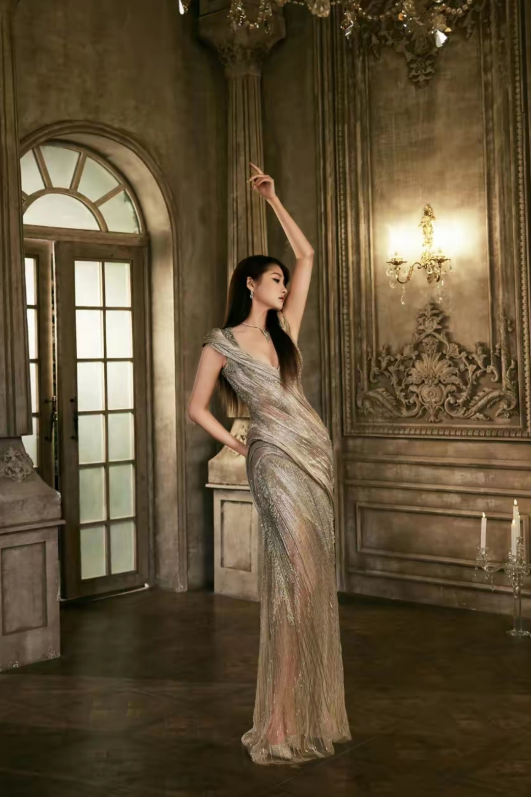 最近,关晓彤在时尚盛典上穿低胸透视裙,直接上了热搜