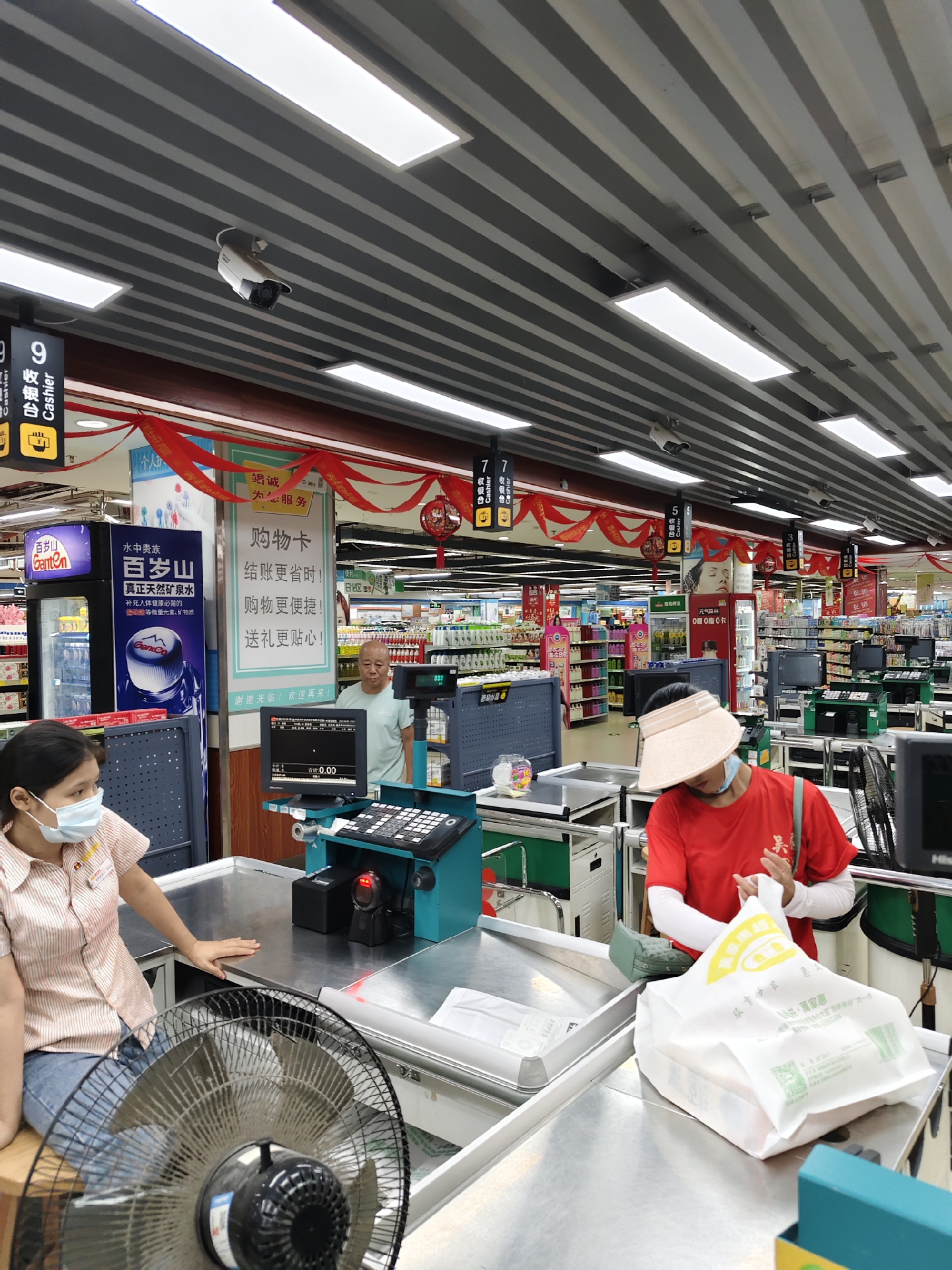 万家汇超市购物,超市内人还不是特别多,比较清净凉爽.商品也比较全.