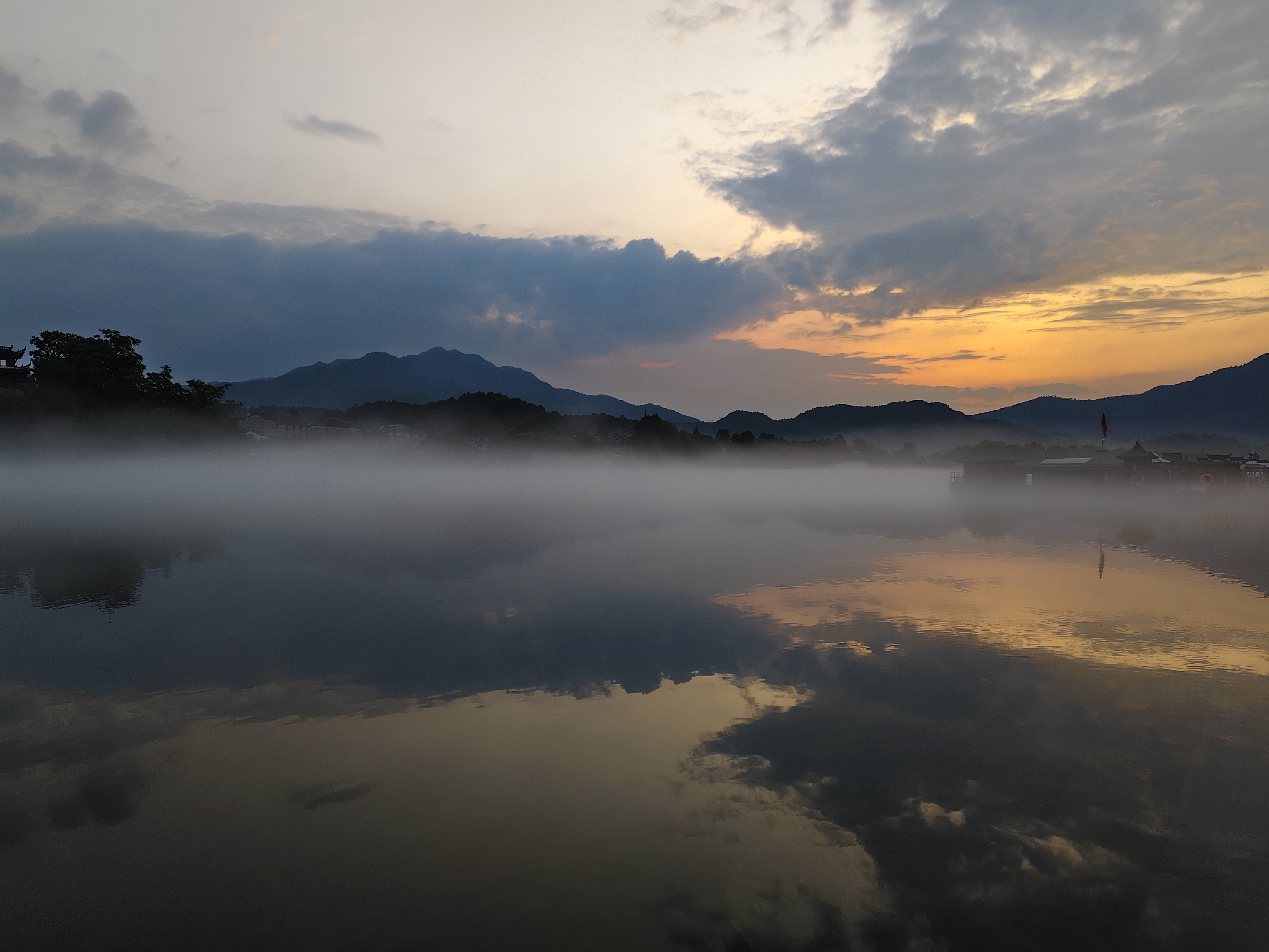 湖光山色,宁静致远  走进这片秘境,湖面如镜,倒映着天空与周围的景色